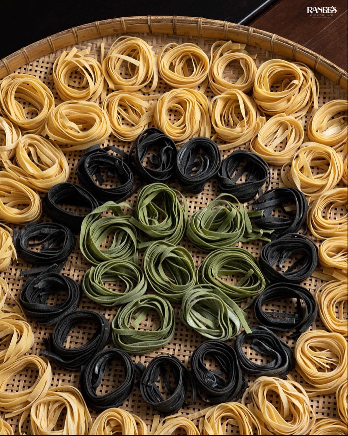 Moonshine Bar, พิซซ่าลันตา Pizza Lanta, Chart Bar, At-Mosphere Rooftop Cafe', Molly, Buddy Beer, Fu Bar, Prime Burger Khaosan, Ranee’s Restaurant, Hippie De Bar