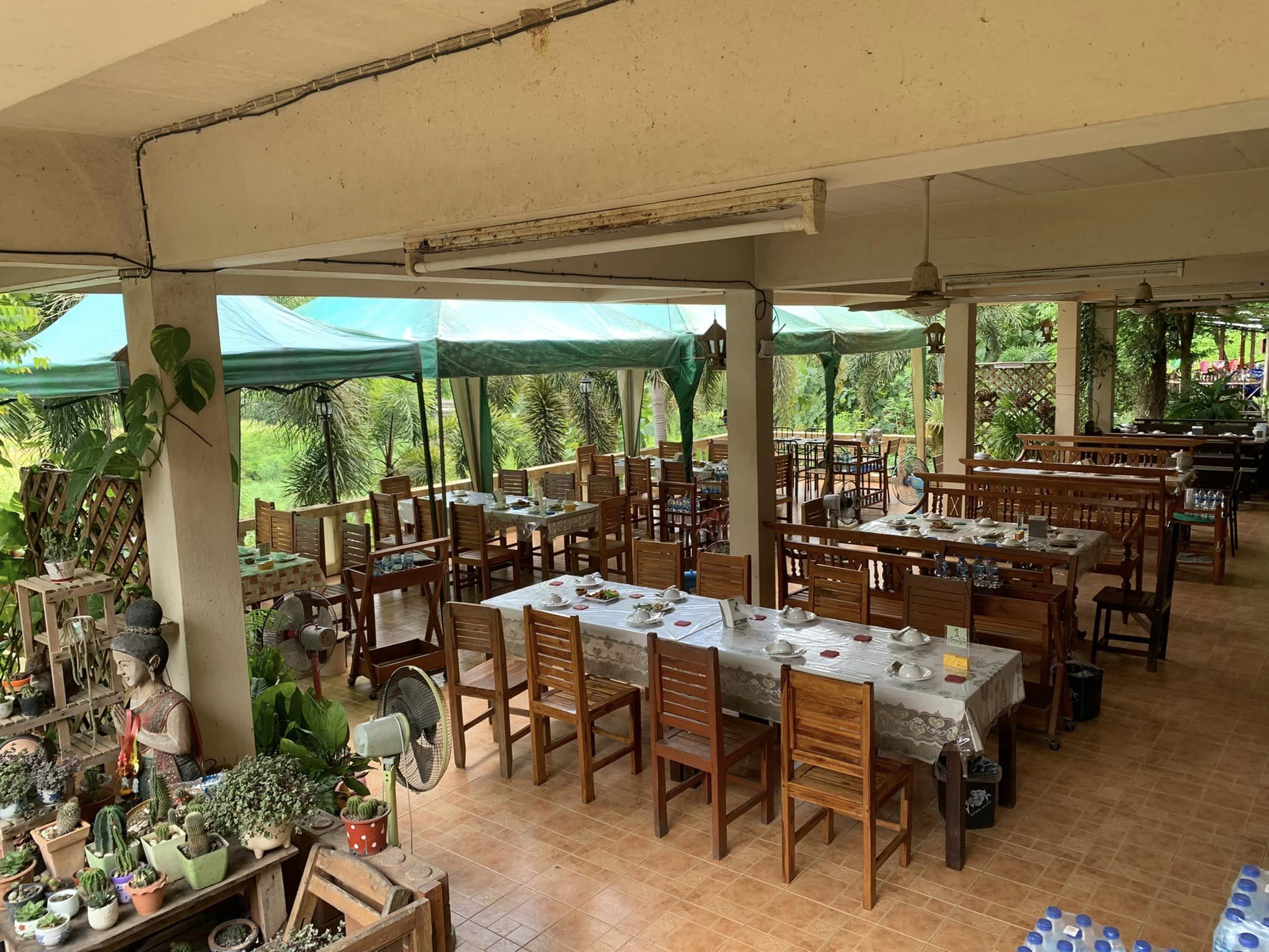 ฮอม Hom 2493, บ้านม่อนนกยูง, Kim's Cafe', ครัวจิ้นสด อาหารพื้นเมือง, ปั๋นใจ๋, สวนไซทอง ไส้กรอกเผาเตาดิน, ป้าแป้งเย็นตาโฟ ประตูชัย, ฮักเส้น ก๋วยเตี๋ยวต้มยำเมืองแพร่, ขนมเส้นน้ำย้อย กาดน้ำทอง -โจหยก, วีวี่ (weewee food and catering), ข้าวซอยเจ้เล็กประตูชัย แพร่, ร้านลาบป้ามา, ร่มไม้ใหญ่ เรสเตอรองท์, ร้านจิ้นนึ่งแม่หล่าย