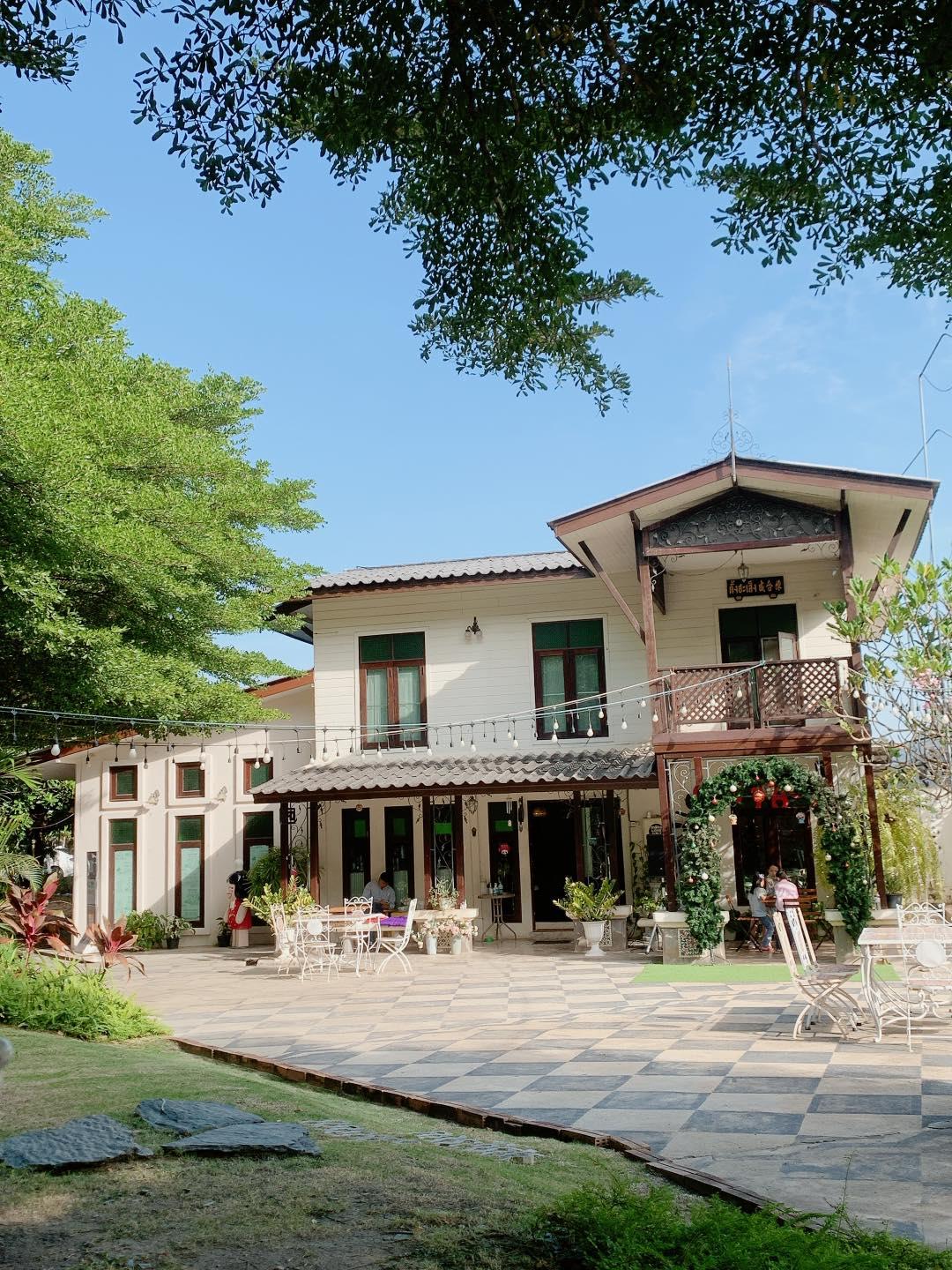 Autumn haus, YOJU Cafe, Lemon Me Farm, STARTCafé, Lot no.8 cafe, 23 cafe and bistro, STAY WITH TREE cafe, April Flavors cafe, Destiny cafe', บ้านปายนา, DUBUA CAFE, House of Chandra - เสน่ห์จันทน์ , 11 Elephant Dessert Cafe, Hangar Cafe', Merce Cafe & Restaurant, Ton Khao Terrace, O2 Kaffee & Bistro, Pomelo Cafe, Little tree, Chinu Coffee