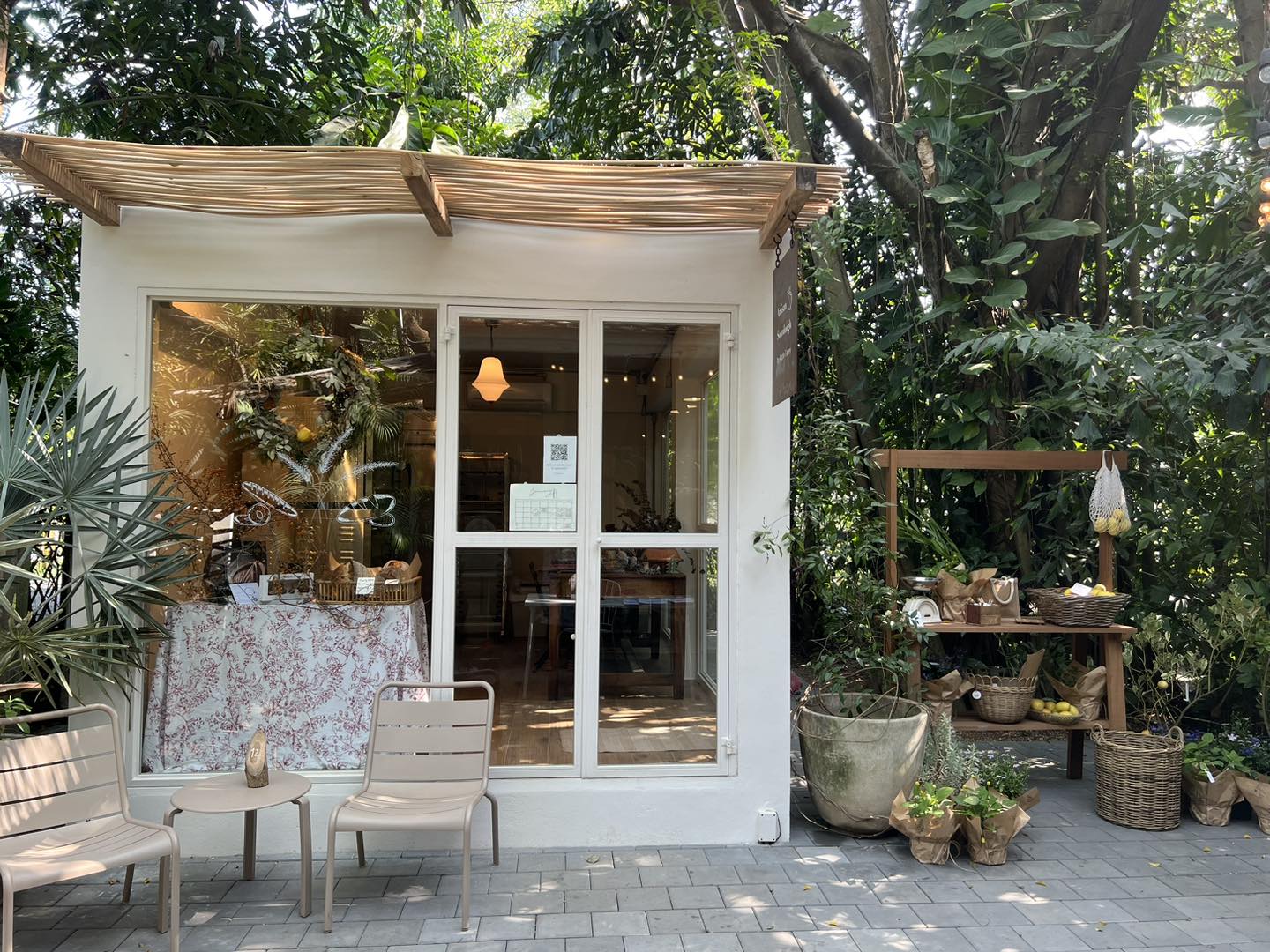 Grande Centre Point Ploenchit, ครัวจำแลง แปลงกาย, Sortrel Sathorn, บ้านน้ำเคียงดิน, ปลาอยู่เย็น, Samsen Villa, ครัวกรุงเทพ, Maldives Maodeep, Waterside Karaoke Restaurant, Little tree, The local Restaurant, Chocolate Ville, Ther Dining &amp; Bar, บ้านสุขนิยม, สวนอาหารบางบัว, แบมบูใหญ่, Craft Home , สวนอาหารซุ้มไผ่ เรโทร