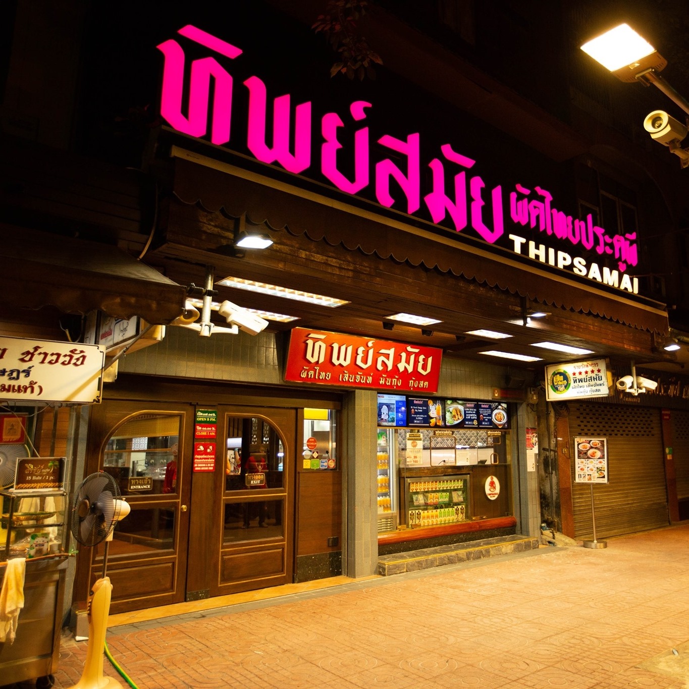 Anya Authentic Thai Cuisine, Kinu, สาขาเสาชิงช้า, ภูธรบาร์, ครัวอัปษร, สาขาถนนดินสอ, ขนมกุ๋ยช่ายเจ๊ต้อย, ตาชัยก๋วยเตี๋ยวสุโขทัย, โกปี๊เฮี้ยะไถ่กี่ ณ เสาชิงช้า, ไทยทำ เกาเหลาสมองหมู, จิต เตาถ่าน, ศิริพรโภชนา, มนต์ นมสด, เจ๊นี เผือกหิมะ, ลูกชิ้นหมูแพร่งนรา, นายอ้วนเย็นตาโฟเสาชิงช้า, สุขนิยม ขนมครกสิงคโปร์, ทิพย์สมัย ผัดไทยประตูผี, เช็งซิมอี๊ , สาขาเสาชิงช้า, Bite and Bond, ร้านติ่นฟง Tinn Feng, บรรพชน Bun Bar Chon, นมโจ เสาชิงช้า, ข้าวหมูแดงนายชุน