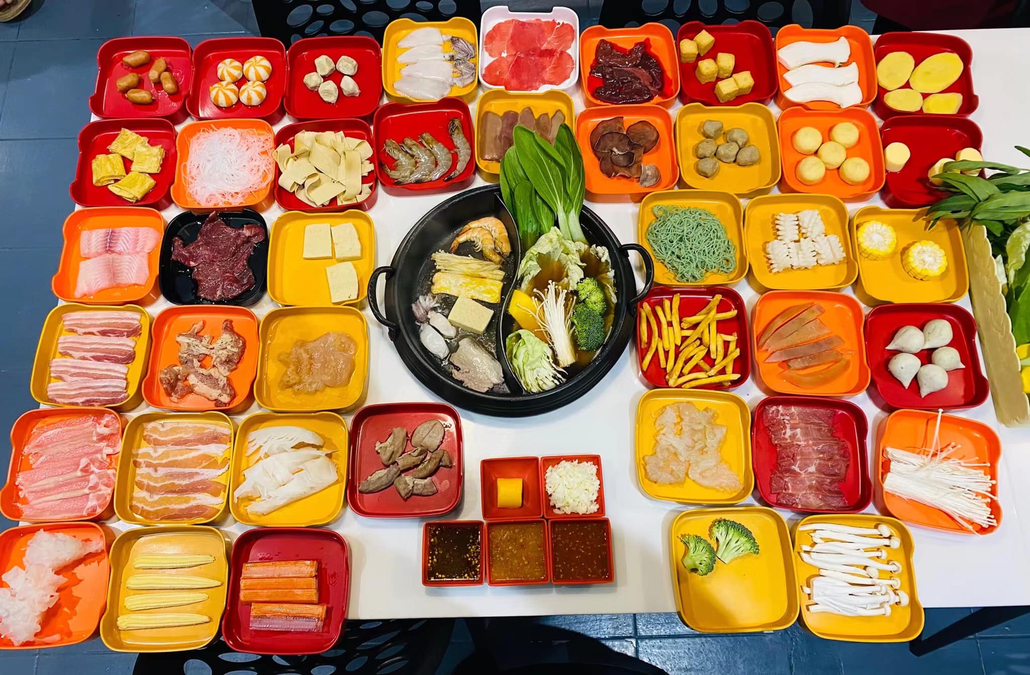 Baan suki, Y.O.U หมูกระทะ, JJANG restaurant and BBQ, ฮ่องเต้ สุกี้-ปิ้งย่าง บุฟเฟ่ต์, สุกี้ตี๋น้อย, สาขาเลียบด่วนเอกมัยรามอินทรา, BestBeef, ปิ้ง-ย่างเทวดา, Happy Suki, 18 มงกุฎ สุกี้-ชาบู, สุกี้ดารา, อร่อยติ่มซำ สุกี้สไตล์ฮ่องกง