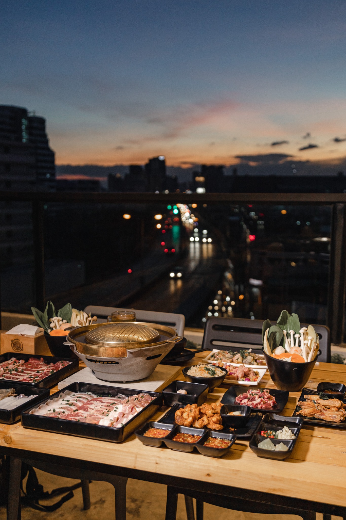 Everyday mookrata & cafe, นั่งปิ้ง หมูกระทะ, Sky grill หมูกระทะ, อารียา หมูกระทะ สาขา 3 รูฟท็อป, หมูกระทะคนรวย, หมูหมึกกุ้ง, Bargyuu, ปิ้งเนย บุฟเฟ่ต์ปิ้งย่างกระทะร้อน อโศก on-the-roof