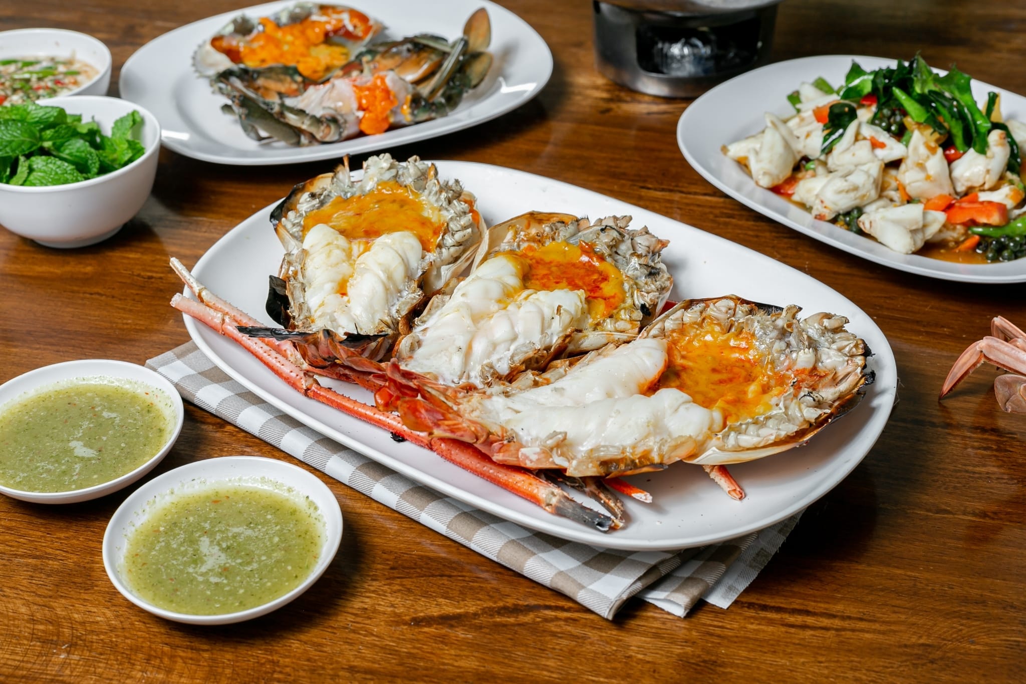 หลังรามฯเมี่ยงปลาเผา, ก๋วยเตี๋ยวกระดูกหมูป้ายเหลือง ลุงจำเนียร, แกงป่า, หนึ่งปูม้าทะเลเผา , โจ๊กข้อไก่ VS., ร้านอาหารจันทน์หอม