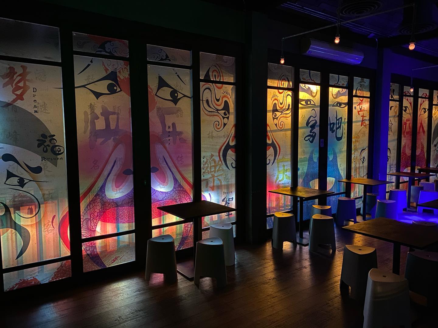 Moonshine Bar, พิซซ่าลันตา Pizza Lanta, Chart Bar, At-Mosphere Rooftop Cafe', Molly, Buddy Beer, Fu Bar, Prime Burger Khaosan, Ranee’s Restaurant, Hippie De Bar