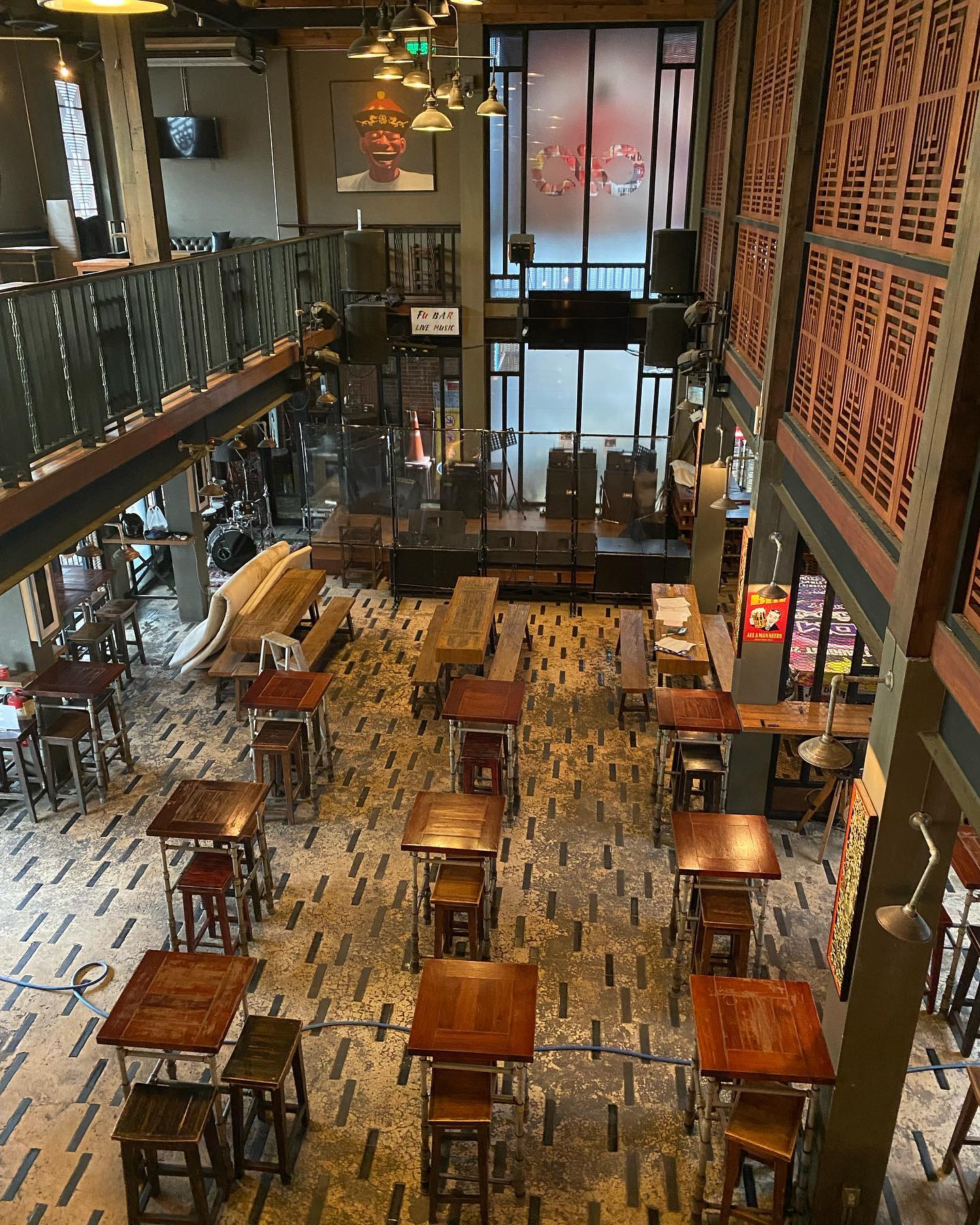 Moonshine Bar, พิซซ่าลันตา Pizza Lanta, Chart Bar, At-Mosphere Rooftop Cafe', Molly, Buddy Beer, Fu Bar, Prime Burger Khaosan, Ranee’s Restaurant, Hippie De Bar