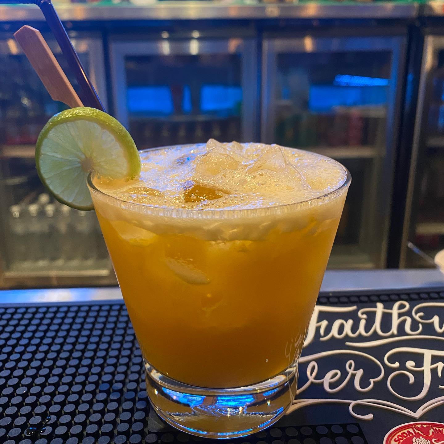 Moonshine Bar, พิซซ่าลันตา Pizza Lanta, Chart Bar, At-Mosphere Rooftop Cafe', Molly, Buddy Beer, Fu Bar, Prime Burger Khaosan, Ranee’s Restaurant, Hippie De Bar