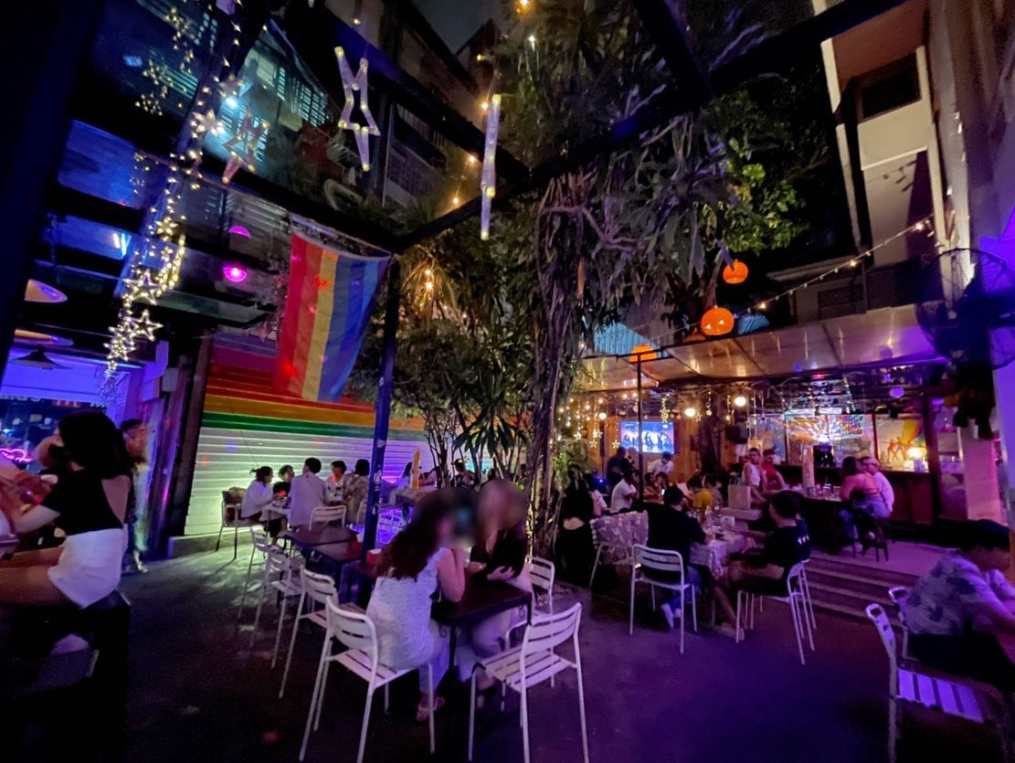 Moonshine Bar, พิซซ่าลันตา Pizza Lanta, Chart Bar, At-Mosphere Rooftop Cafe', Molly, Buddy Beer, Fu Bar, Prime Burger Khaosan, Ranee’s Restaurant, Hippie De Bar