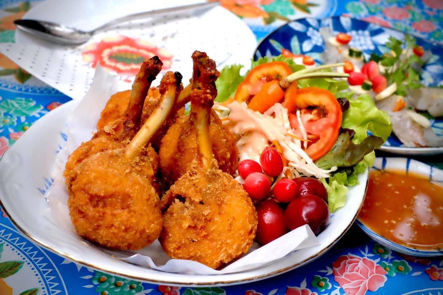 Moonshine Bar, พิซซ่าลันตา Pizza Lanta, Chart Bar, At-Mosphere Rooftop Cafe', Molly, Buddy Beer, Fu Bar, Prime Burger Khaosan, Ranee’s Restaurant, Hippie De Bar