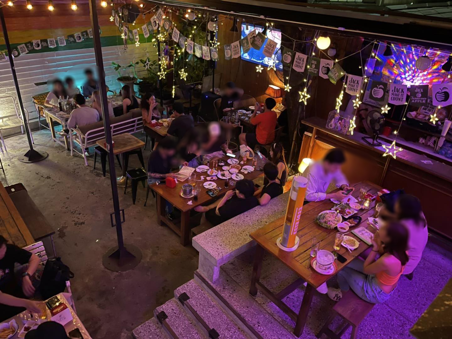 Moonshine Bar, พิซซ่าลันตา Pizza Lanta, Chart Bar, At-Mosphere Rooftop Cafe', Molly, Buddy Beer, Fu Bar, Prime Burger Khaosan, Ranee’s Restaurant, Hippie De Bar