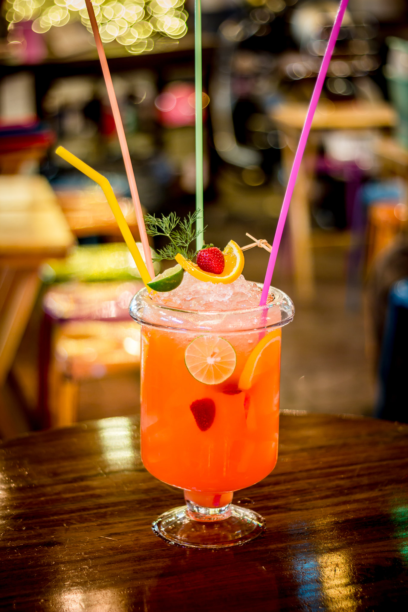 Moonshine Bar, พิซซ่าลันตา Pizza Lanta, Chart Bar, At-Mosphere Rooftop Cafe', Molly, Buddy Beer, Fu Bar, Prime Burger Khaosan, Ranee’s Restaurant, Hippie De Bar