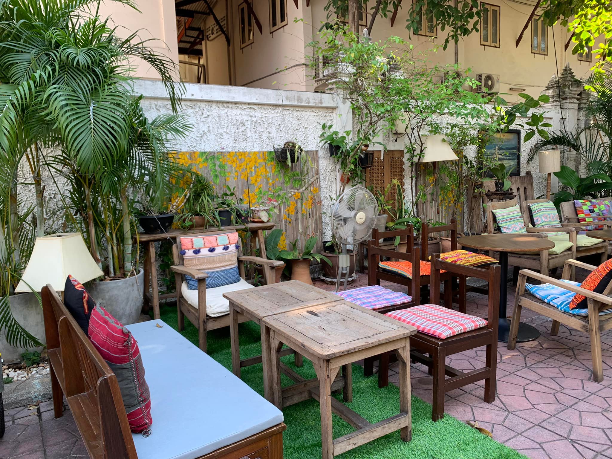 Moonshine Bar, พิซซ่าลันตา Pizza Lanta, Chart Bar, At-Mosphere Rooftop Cafe', Molly, Buddy Beer, Fu Bar, Prime Burger Khaosan, Ranee’s Restaurant, Hippie De Bar