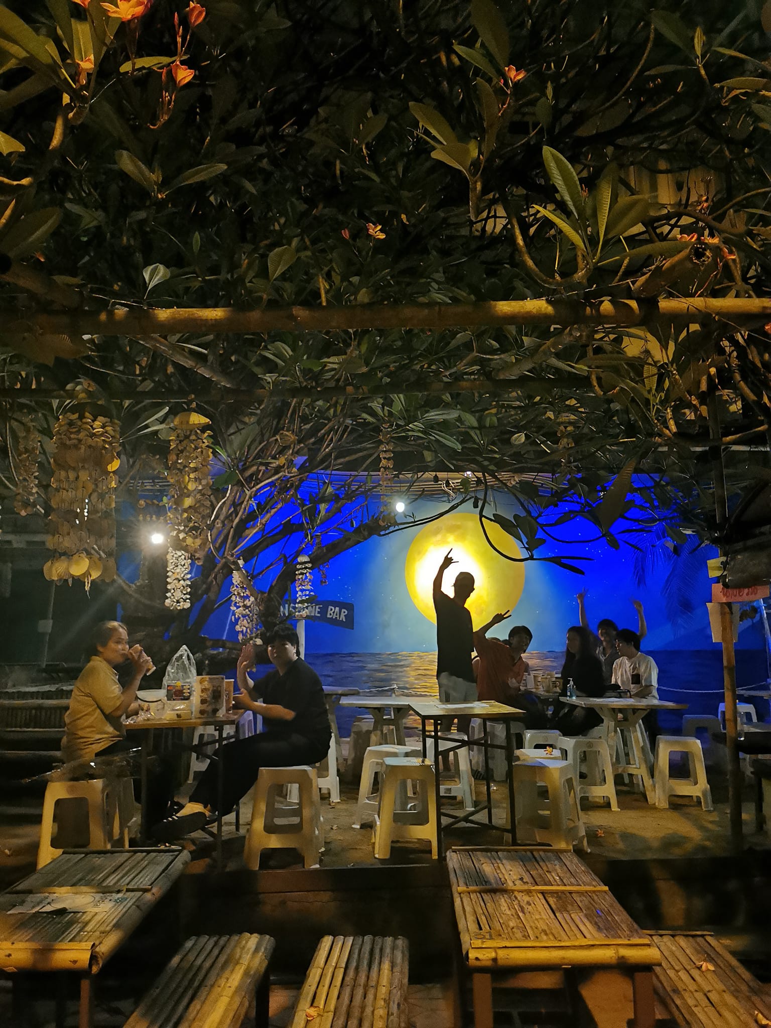 Moonshine Bar, พิซซ่าลันตา Pizza Lanta, Chart Bar, At-Mosphere Rooftop Cafe', Molly, Buddy Beer, Fu Bar, Prime Burger Khaosan, Ranee’s Restaurant, Hippie De Bar