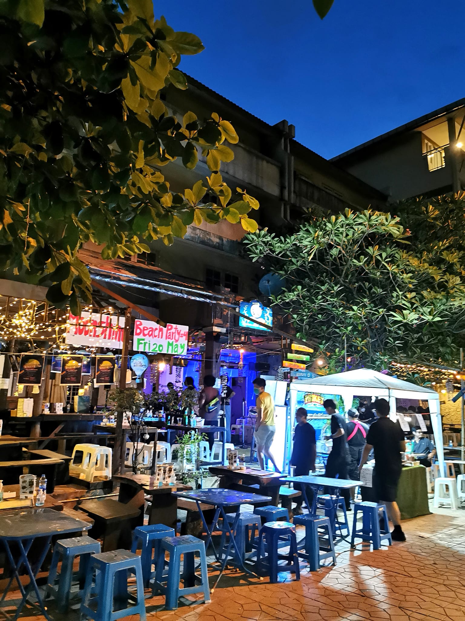 Moonshine Bar, พิซซ่าลันตา Pizza Lanta, Chart Bar, At-Mosphere Rooftop Cafe', Molly, Buddy Beer, Fu Bar, Prime Burger Khaosan, Ranee’s Restaurant, Hippie De Bar