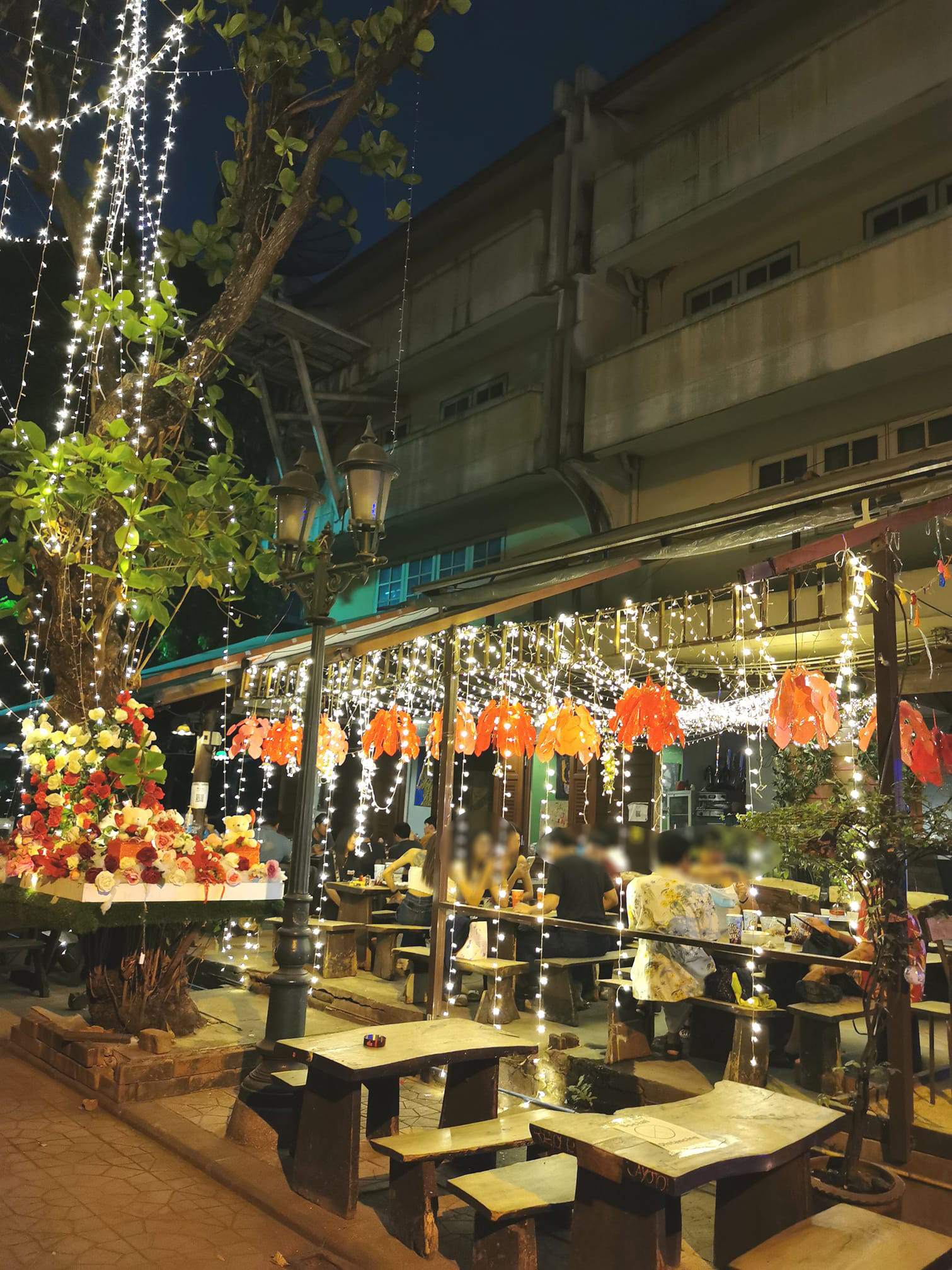 Moonshine Bar, พิซซ่าลันตา Pizza Lanta, Chart Bar, At-Mosphere Rooftop Cafe', Molly, Buddy Beer, Fu Bar, Prime Burger Khaosan, Ranee’s Restaurant, Hippie De Bar