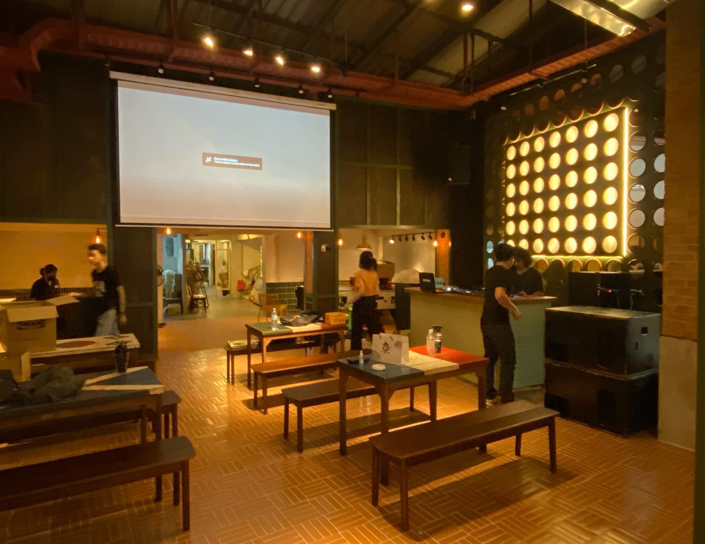 Moonshine Bar, พิซซ่าลันตา Pizza Lanta, Chart Bar, At-Mosphere Rooftop Cafe', Molly, Buddy Beer, Fu Bar, Prime Burger Khaosan, Ranee’s Restaurant, Hippie De Bar