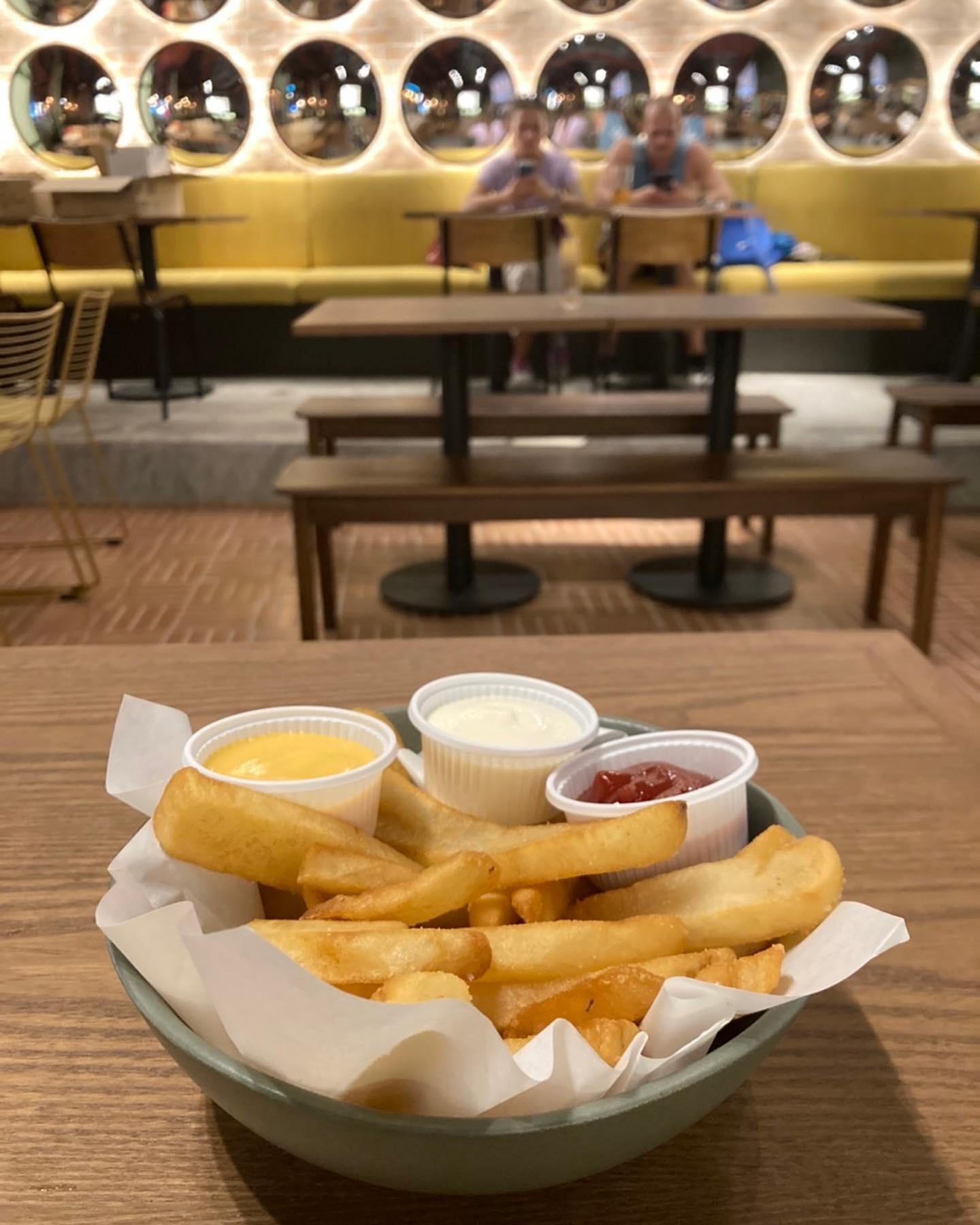 Moonshine Bar, พิซซ่าลันตา Pizza Lanta, Chart Bar, At-Mosphere Rooftop Cafe', Molly, Buddy Beer, Fu Bar, Prime Burger Khaosan, Ranee’s Restaurant, Hippie De Bar