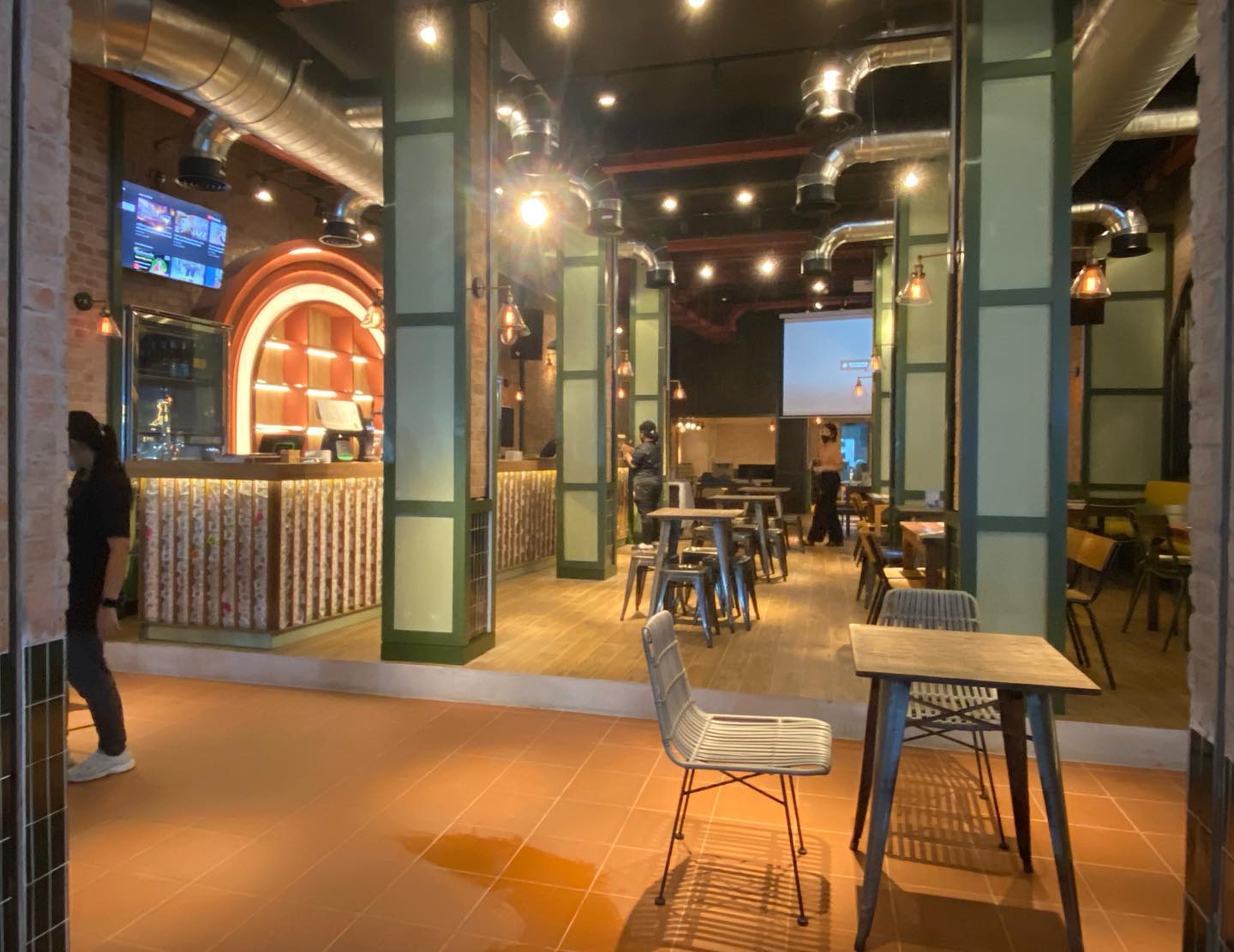 Moonshine Bar, พิซซ่าลันตา Pizza Lanta, Chart Bar, At-Mosphere Rooftop Cafe', Molly, Buddy Beer, Fu Bar, Prime Burger Khaosan, Ranee’s Restaurant, Hippie De Bar