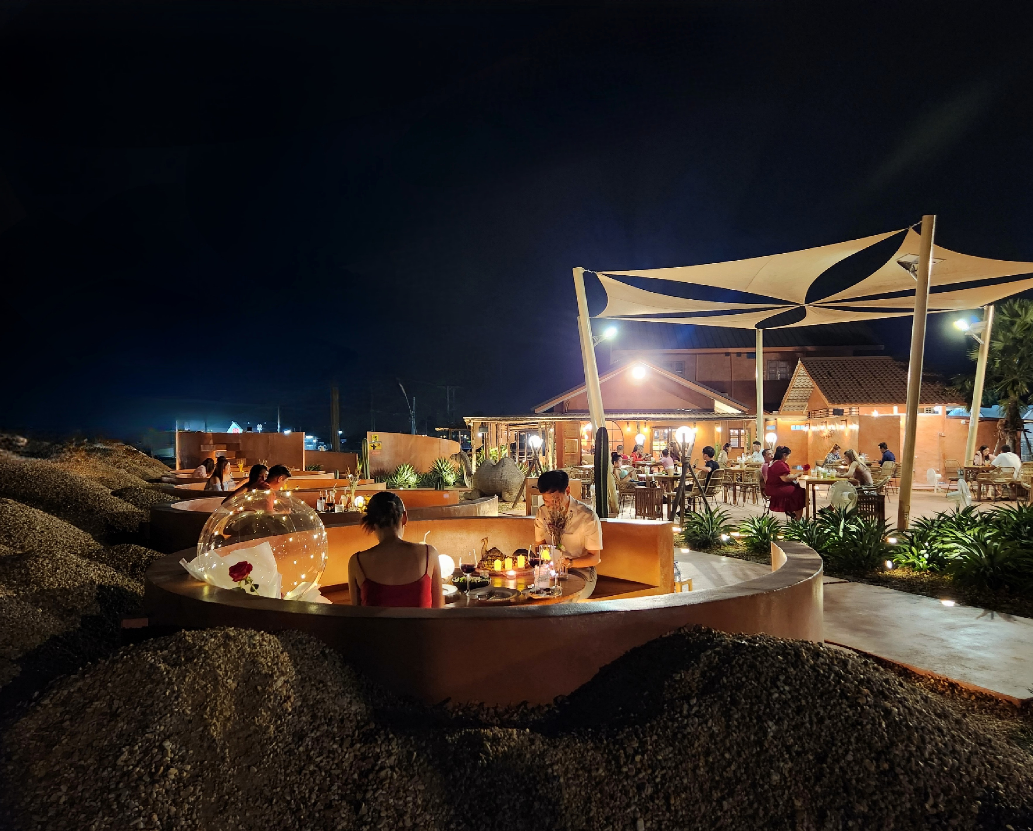 บ้านโพธิ์ริเวอร์ไซด์, ร้านอาหารมธุรสเรือนแพ, Baan Melon Desert, ร้านบ้านเบญฯ, บ้านปูกรรเชียง, ร้านกุ้งนาง, ร้านชวนมา ริมแม่น้ำบางปะกง, ครัวแม่ส้มเกลี้ยง, ครัวปลาเถื่อน, แพเคียงน้ำ, ลุงตีฟและยาย, รวยเรือนแพ, เอกเขนก, ชัยครับ, แพพยงค์ ริมน้ำ, 111/11 บ้านริมคลอง, มีน้ำ มีปลา cafe&amp;restaurant