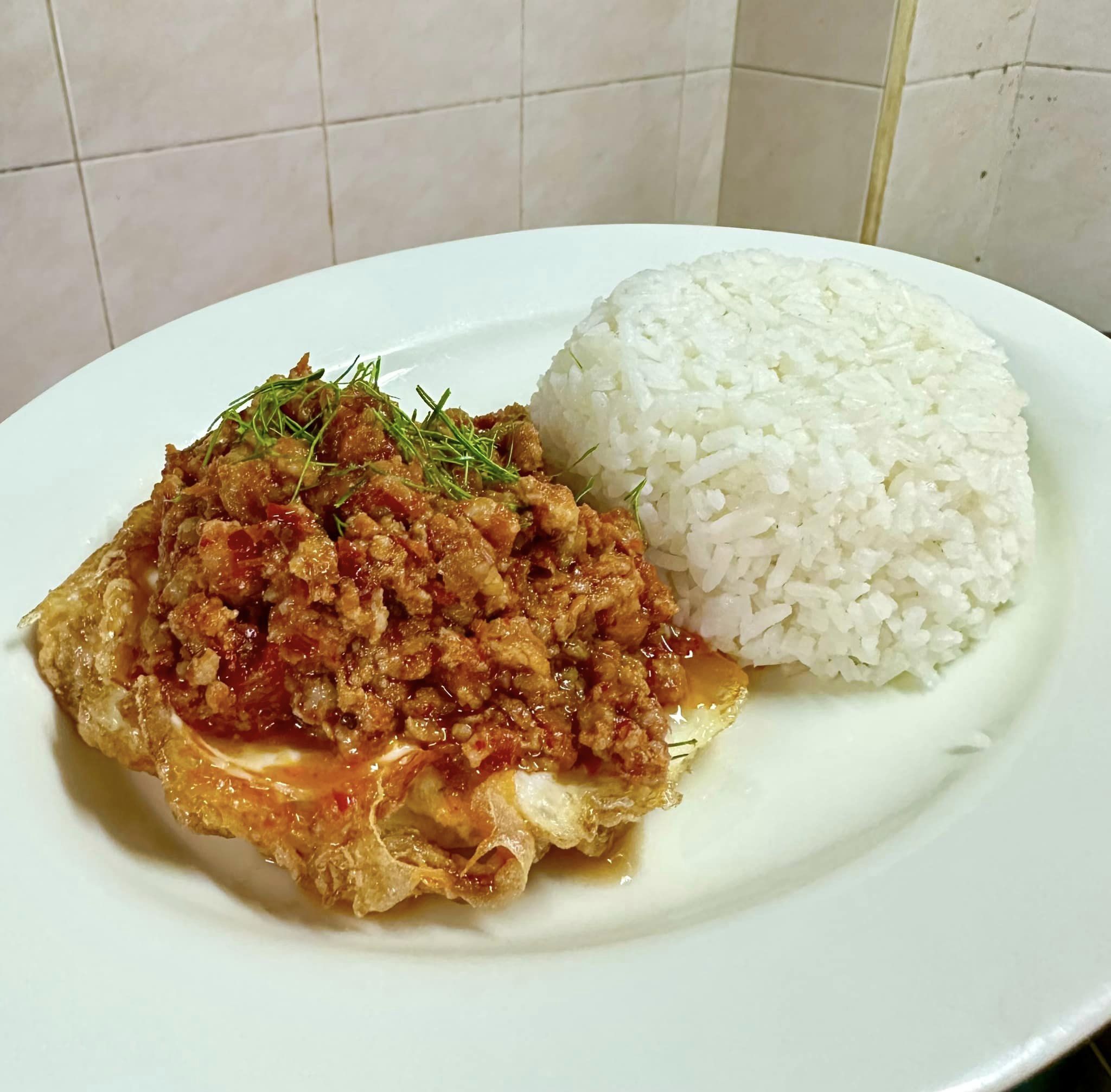 ครัวส้มหอม, Buttercoffs., แดง โภชนา, ลูกชิ้นปลากรายทอด ชัย เศรษฐีเรือทอง, นายอ้วนเย็นตาโฟเสาชิงช้า, ตาชัยก๋วยเตี๋ยวสุโขทัย, 3rd CAFÉ, เหลี่ยมนมสด, ลูกชิ้นหมูแพร่งนรา, เจ๊นี เผือกหิมะ, ภูธรบาร์, โกปี๊เฮี้ยะไถ่กี่ ณ เสาชิงช้า, นมโจ เสาชิงช้า, ข้าวหมูแดงนายชุน, มนต์ นมสด