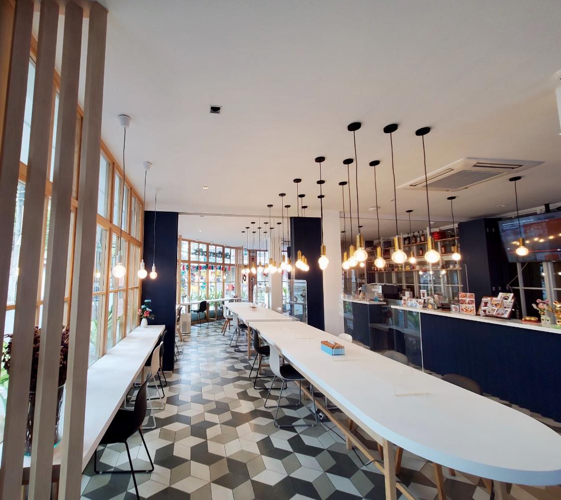 ครัวส้มหอม, Buttercoffs., แดง โภชนา, ลูกชิ้นปลากรายทอด ชัย เศรษฐีเรือทอง, นายอ้วนเย็นตาโฟเสาชิงช้า, ตาชัยก๋วยเตี๋ยวสุโขทัย, 3rd CAFÉ, เหลี่ยมนมสด, ลูกชิ้นหมูแพร่งนรา, เจ๊นี เผือกหิมะ, ภูธรบาร์, โกปี๊เฮี้ยะไถ่กี่ ณ เสาชิงช้า, นมโจ เสาชิงช้า, ข้าวหมูแดงนายชุน, มนต์ นมสด