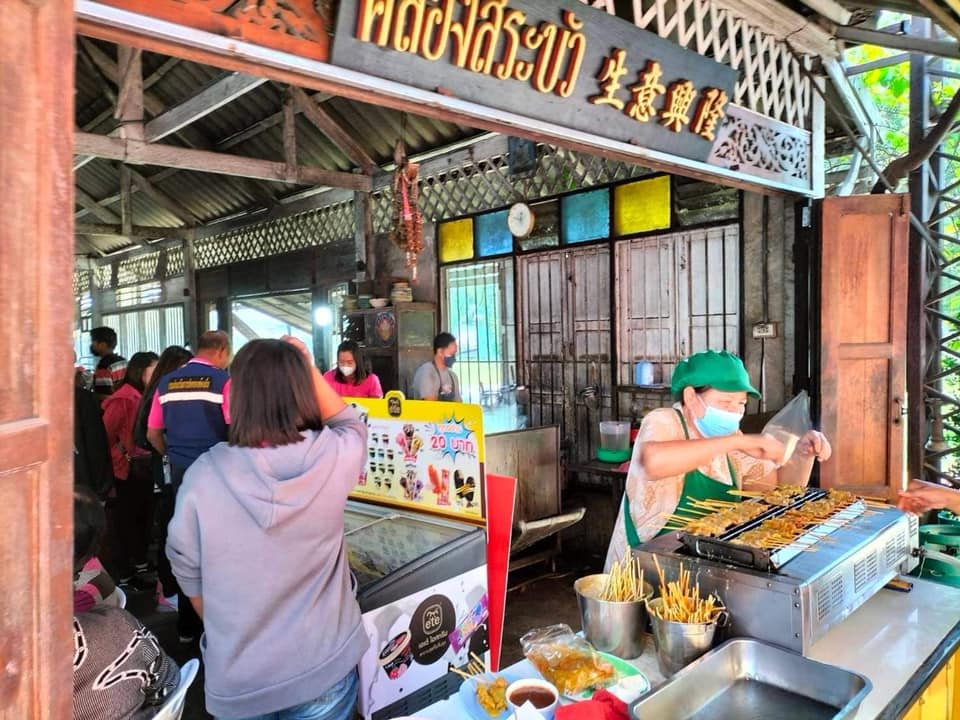 ก๋วยเตี๋ยวเรือคุณนาย,   ก๋วยเตี๋ยวเรือคุณนายเป็นร้านก๋วยเตี๋ยวเนื้อ-หมูน้ำตกน้ำข้นๆ ปรุงพร้อมเสิร์ฟชามต่อชาม เน้นเรื่องความสะอาดสดใหม่ใส่ใจทุกเมนู แต่ละอย่างยั่วน้ำลายสุดๆ ทั้งน้ำตกหมู น้ำตกเนื้อ ต้มยำไข่ เย็นตาโฟต้มยำ เริ่มที่ 35 บาท ปิดท้ายด้วยเครื่องดื่มชื่นใจสุดๆ อย่างน้ำลำไย อยากอร่อยแบบเต็มชาม หรืออยากชื่นใจกับเครื่องดื่มสมุนไพรสูตรทางร้านต้องแวะมานะคะ, ก๋วยเตี๋ยวเรืออยุธยา รจ'เด็จ, ก๋วยเตี๋ยวเรือคลองสระบัว, ก๋วยเตี๋ยวเรือห้อยขา อยุธยา, ก๋วยเตี๋ยววัดใหญ่, ก๋วยเตี๋ยวเรืออยุธยา-โอชินสูตรโบราณ