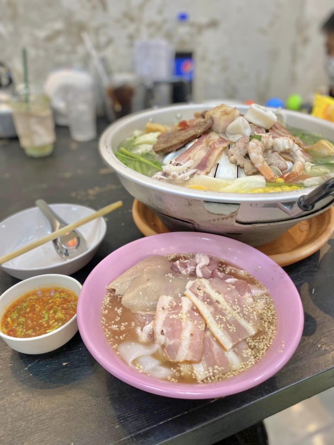 Cypher Gelato, สุกี้จินดา, สาขาลาดพร้าววังหิน, เถ่าชิ่ว น้ำเต้าหู้มือหนึ่ง, เตาถ่าน หมูกระทะ, Unfinished Coffee Roaster, เซี้ยม ก๋วยเตี๋ยวสุโขทัย วังหิน, เครปป้าเฉื่อย, สาขา Plaza Lagoon, เฝอ'54, สาขาลาดพร้าววังหิน 60, ซ้งเป็ดพะโล้, ผัดไทยวังหิน Showปัง, ราดหน้าฟาไฉ, โกวนัน, โกวใหญ่ ก๋วยเตี๋ยวหมูต้มยำ, รัตนา ราชาบะหมี่เกี๊ยวข้าวหมูแดง, ทวีชัยเป็ดพะโล้, กล้วยทอดล้านช้าง, Wood Café, หมูมาไก่ไป, เลิศทิพย์วังหิน, ก๋วยเตี๋ยวต้มยำไข่ลาวา, Buta Shabu, โก โรตีชาชัก ลาดพร้าววังหิน