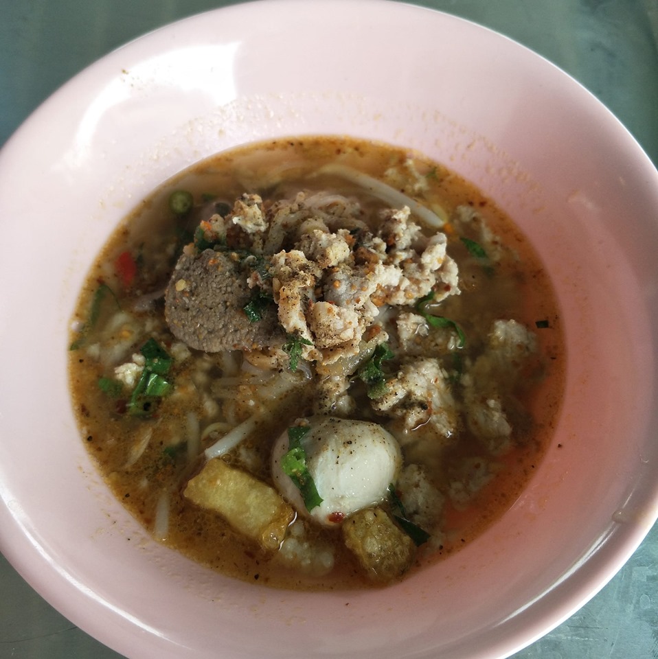 ก๋วยเตี๋ยวเรือในคลอง อยุธยา, กรุงเก่า"เตี๋ยวเรือ", ก๋วยเตี๋ยวเรือลวกปากริมคลอง & หมูกะทะ อยุธยา, ก๋วยเตี๋ยวเรืออยุธยา-โอชินสูตรโบราณ, ร้านก๋วยเตี๋ยวเรือโอ่งบนแพริมแม่น้ำน้อย, ก๋วยเตี๋ยวเรือกิมหลวน อยุธยา, ก๋วยเตี๋ยวเรือ ตาลเดี่ยว'เตี๋ยวเรือ, ก๋วยเตี๊ยวลุงแจ๊ะ (บัวหวาน), ร้านก๋วยเตี๋ยวตาไห (คลองท่อ), ก๋วยเตี๋ยวเรือแม่วันดี อยุธยา, ก๋วยเตี๋ยวเรือแม่ต่วม อยุธยา, ก๋วยเตี๋ยวเรือ เสือร้องไห้, ก๋วยเตี๋ยวเรือ "รสโจ๊ะ" ป้าไวท์, ก๋วยเตี๋ยวเรืออยุธยา ป้าษา2, ก๋วยเตี๋ยววัดใหญ่, ก๋วยเตี๋ยวเรือห้อยขา อยุธยา, ก๋วยเตี๋ยวเรือนายอ๊อฟ สูตร”ยายจง”รสดั้งเดิม, ไทยเทวา ก๋วยเตี๋ยวเรืออยุธยา, ต้อยตลาดแตก สาขาใหญ่ ก๋วยเตี๋ยวเรืออยุธยา