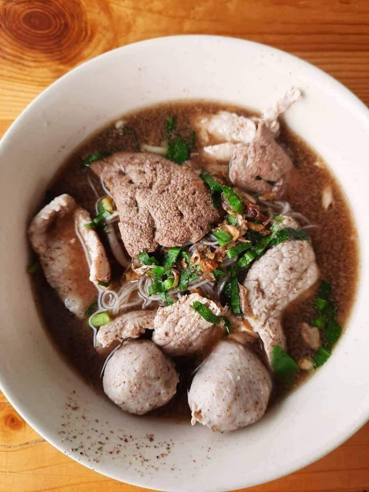 ก๋วยเตี๋ยวเรือในคลอง อยุธยา, กรุงเก่า"เตี๋ยวเรือ", ร้านก๋วยเตี๋ยวเรือโอ่งบนแพริมแม่น้ำน้อย, ก๋วยเตี๋ยวเรือกิมหลวน อยุธยา, ก๋วยเตี๋ยวเรือ ตาลเดี่ยว'เตี๋ยวเรือ, ก๋วยเตี๊ยวลุงแจ๊ะ (บัวหวาน), ร้านก๋วยเตี๋ยวตาไห (คลองท่อ), ก๋วยเตี๋ยวเรือแม่วันดี อยุธยา