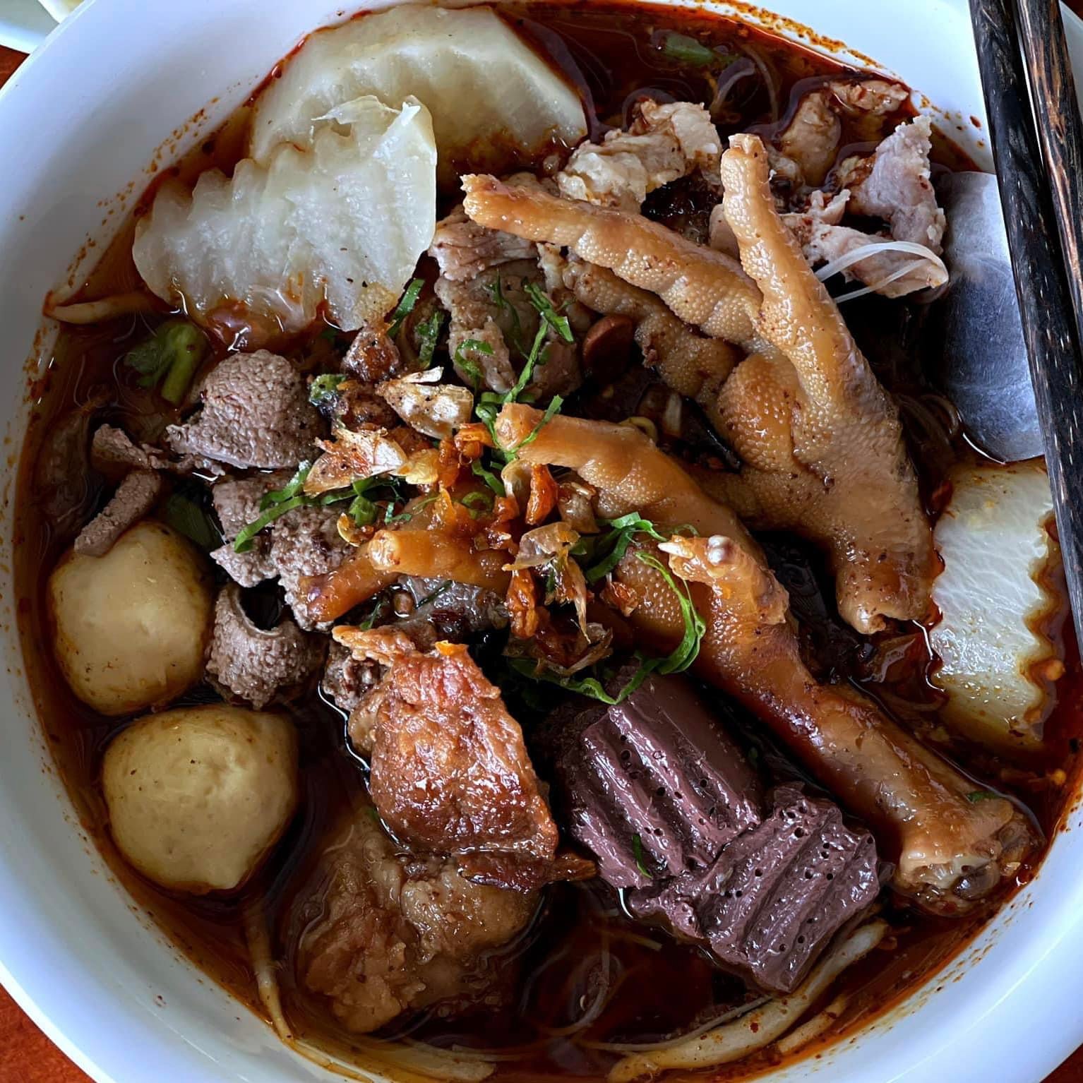 ก๋วยเตี๋ยวเรือในคลอง อยุธยา, กรุงเก่า"เตี๋ยวเรือ", ก๋วยเตี๋ยวเรือลวกปากริมคลอง & หมูกะทะ อยุธยา, ก๋วยเตี๋ยวเรืออยุธยา-โอชินสูตรโบราณ, ร้านก๋วยเตี๋ยวเรือโอ่งบนแพริมแม่น้ำน้อย, ก๋วยเตี๋ยวเรือกิมหลวน อยุธยา, ก๋วยเตี๋ยวเรือ ตาลเดี่ยว'เตี๋ยวเรือ, ก๋วยเตี๊ยวลุงแจ๊ะ (บัวหวาน), ร้านก๋วยเตี๋ยวตาไห (คลองท่อ), ก๋วยเตี๋ยวเรือแม่วันดี อยุธยา, ก๋วยเตี๋ยวเรือแม่ต่วม อยุธยา, ก๋วยเตี๋ยวเรือ เสือร้องไห้, ก๋วยเตี๋ยวเรือ "รสโจ๊ะ" ป้าไวท์, ก๋วยเตี๋ยวเรืออยุธยา ป้าษา2, ก๋วยเตี๋ยววัดใหญ่, ก๋วยเตี๋ยวเรือห้อยขา อยุธยา, ก๋วยเตี๋ยวเรือนายอ๊อฟ สูตร”ยายจง”รสดั้งเดิม, ไทยเทวา ก๋วยเตี๋ยวเรืออยุธยา, ต้อยตลาดแตก สาขาใหญ่ ก๋วยเตี๋ยวเรืออยุธยา