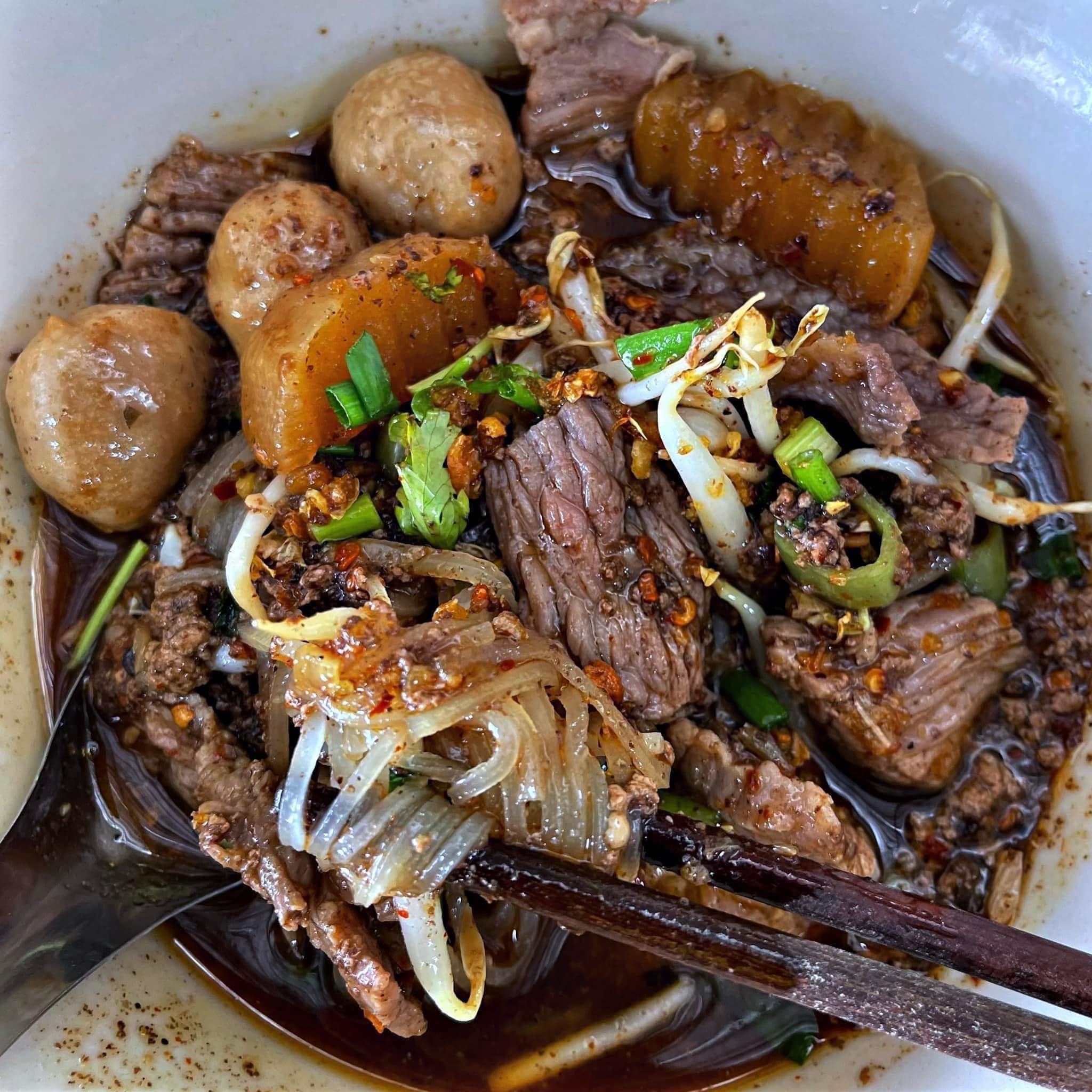 ก๋วยเตี๋ยวเรือในคลอง อยุธยา, กรุงเก่า"เตี๋ยวเรือ", ก๋วยเตี๋ยวเรือลวกปากริมคลอง & หมูกะทะ อยุธยา, ก๋วยเตี๋ยวเรืออยุธยา-โอชินสูตรโบราณ, ร้านก๋วยเตี๋ยวเรือโอ่งบนแพริมแม่น้ำน้อย, ก๋วยเตี๋ยวเรือกิมหลวน อยุธยา, ก๋วยเตี๋ยวเรือ ตาลเดี่ยว'เตี๋ยวเรือ, ก๋วยเตี๊ยวลุงแจ๊ะ (บัวหวาน), ร้านก๋วยเตี๋ยวตาไห (คลองท่อ), ก๋วยเตี๋ยวเรือแม่วันดี อยุธยา, ก๋วยเตี๋ยวเรือแม่ต่วม อยุธยา, ก๋วยเตี๋ยวเรือ เสือร้องไห้, ก๋วยเตี๋ยวเรือ "รสโจ๊ะ" ป้าไวท์, ก๋วยเตี๋ยวเรืออยุธยา ป้าษา2, ก๋วยเตี๋ยววัดใหญ่, ก๋วยเตี๋ยวเรือห้อยขา อยุธยา, ก๋วยเตี๋ยวเรือนายอ๊อฟ สูตร”ยายจง”รสดั้งเดิม, ไทยเทวา ก๋วยเตี๋ยวเรืออยุธยา, ต้อยตลาดแตก สาขาใหญ่ ก๋วยเตี๋ยวเรืออยุธยา