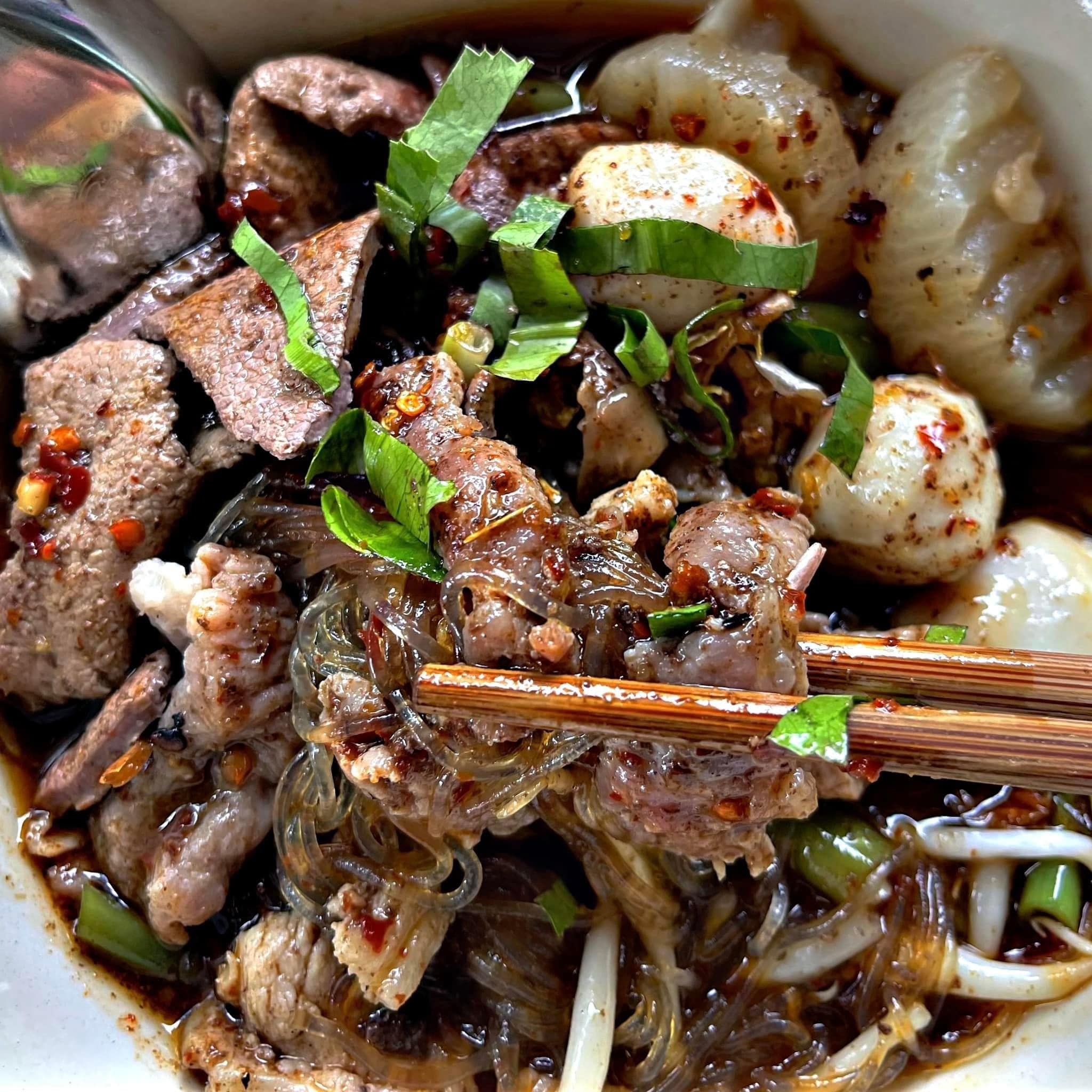 ก๋วยเตี๋ยวเรือในคลอง อยุธยา, กรุงเก่า"เตี๋ยวเรือ", ก๋วยเตี๋ยวเรือลวกปากริมคลอง & หมูกะทะ อยุธยา, ก๋วยเตี๋ยวเรืออยุธยา-โอชินสูตรโบราณ, ร้านก๋วยเตี๋ยวเรือโอ่งบนแพริมแม่น้ำน้อย, ก๋วยเตี๋ยวเรือกิมหลวน อยุธยา, ก๋วยเตี๋ยวเรือ ตาลเดี่ยว'เตี๋ยวเรือ, ก๋วยเตี๊ยวลุงแจ๊ะ (บัวหวาน), ร้านก๋วยเตี๋ยวตาไห (คลองท่อ), ก๋วยเตี๋ยวเรือแม่วันดี อยุธยา, ก๋วยเตี๋ยวเรือแม่ต่วม อยุธยา, ก๋วยเตี๋ยวเรือ เสือร้องไห้, ก๋วยเตี๋ยวเรือ "รสโจ๊ะ" ป้าไวท์, ก๋วยเตี๋ยวเรืออยุธยา ป้าษา2, ก๋วยเตี๋ยววัดใหญ่, ก๋วยเตี๋ยวเรือห้อยขา อยุธยา, ก๋วยเตี๋ยวเรือนายอ๊อฟ สูตร”ยายจง”รสดั้งเดิม, ไทยเทวา ก๋วยเตี๋ยวเรืออยุธยา, ต้อยตลาดแตก สาขาใหญ่ ก๋วยเตี๋ยวเรืออยุธยา