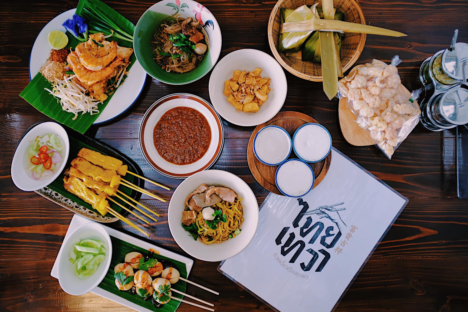 ก๋วยเตี๋ยวเรือในคลอง อยุธยา, กรุงเก่า"เตี๋ยวเรือ", ก๋วยเตี๋ยวเรือลวกปากริมคลอง & หมูกะทะ อยุธยา, ก๋วยเตี๋ยวเรืออยุธยา-โอชินสูตรโบราณ, ร้านก๋วยเตี๋ยวเรือโอ่งบนแพริมแม่น้ำน้อย, ก๋วยเตี๋ยวเรือกิมหลวน อยุธยา, ก๋วยเตี๋ยวเรือ ตาลเดี่ยว'เตี๋ยวเรือ, ก๋วยเตี๊ยวลุงแจ๊ะ (บัวหวาน), ร้านก๋วยเตี๋ยวตาไห (คลองท่อ), ก๋วยเตี๋ยวเรือแม่วันดี อยุธยา, ก๋วยเตี๋ยวเรือแม่ต่วม อยุธยา, ก๋วยเตี๋ยวเรือ เสือร้องไห้, ก๋วยเตี๋ยวเรือ "รสโจ๊ะ" ป้าไวท์, ก๋วยเตี๋ยวเรืออยุธยา ป้าษา2, ก๋วยเตี๋ยววัดใหญ่, ก๋วยเตี๋ยวเรือห้อยขา อยุธยา, ก๋วยเตี๋ยวเรือนายอ๊อฟ สูตร”ยายจง”รสดั้งเดิม, ไทยเทวา ก๋วยเตี๋ยวเรืออยุธยา, ต้อยตลาดแตก สาขาใหญ่ ก๋วยเตี๋ยวเรืออยุธยา