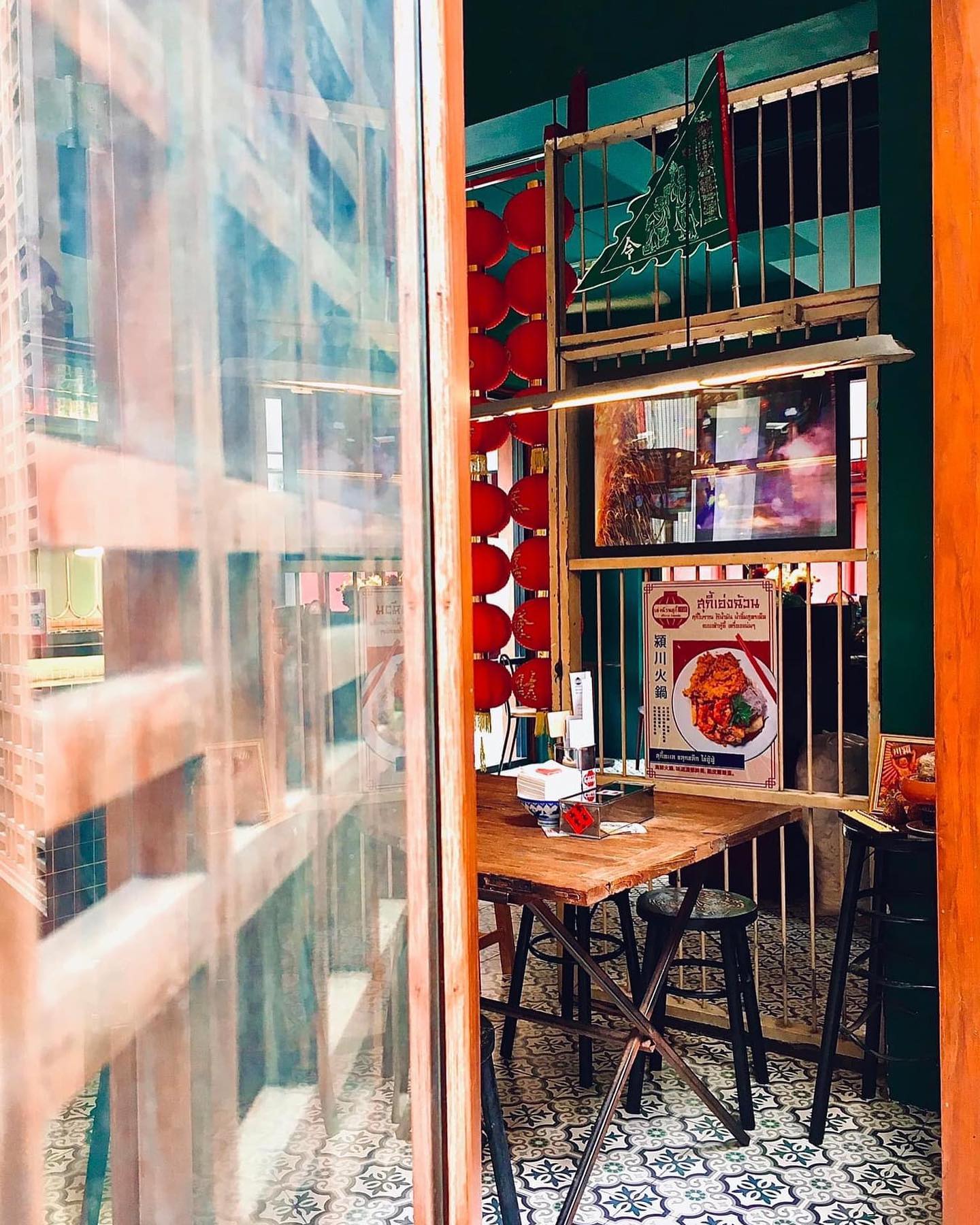 เจ๊โอว, กุยช่ายอาแปะเจ้าเก่า, มณีจ๋า ซีฟู้ด, ตุ้งแฉ่เตาถ่าน, เสน่ห์ ลาบก้อย, ต้าเสี่ยวหม่าล่า, อั่งเป่าหม่าล่าชาบู, ซ้งเป็ดพะโล้, สาขาสามย่าน, Engchuan Chufang, สมบูรณ์โภชนา, สาขาบรรทัดทอง, เอ๋ ซีฟู้ด, ทับทิม, พาข้าว-บรรทัดทอง, ก๋วยเตี๋ยวเอี่ยมน้อย, โจ๊กสามย่าน, สาขาบรรทัดทอง, เจ๊เกียง, เช็งซิมอี๊, สาขาสเตเดียมวัน, ลูกชิ้นปลาบรรทัดทอง, แหลกไม่แหลก, Kemuri, หมูสะเต๊ะ ซีอิ๊วดำ มิ้งโภชนา, ยำเจ้ศรี, น้ำเต้าหู้เจ๊วรรณ, ตั้งซุ่ยเฮงโภชนา, ปังเด็ด, สาขาบรรทัดทอง, ท่าน้ำนัว Thanamnua, บัวลอยปริญญา ลาวาไส้ทะลัก, รสดีเด็ด บ้านคุณนพ, Roddeeded BAAN KHUN NOP, ทวีโชคหมูกะทะ สาขา9 บรรทัดทอง