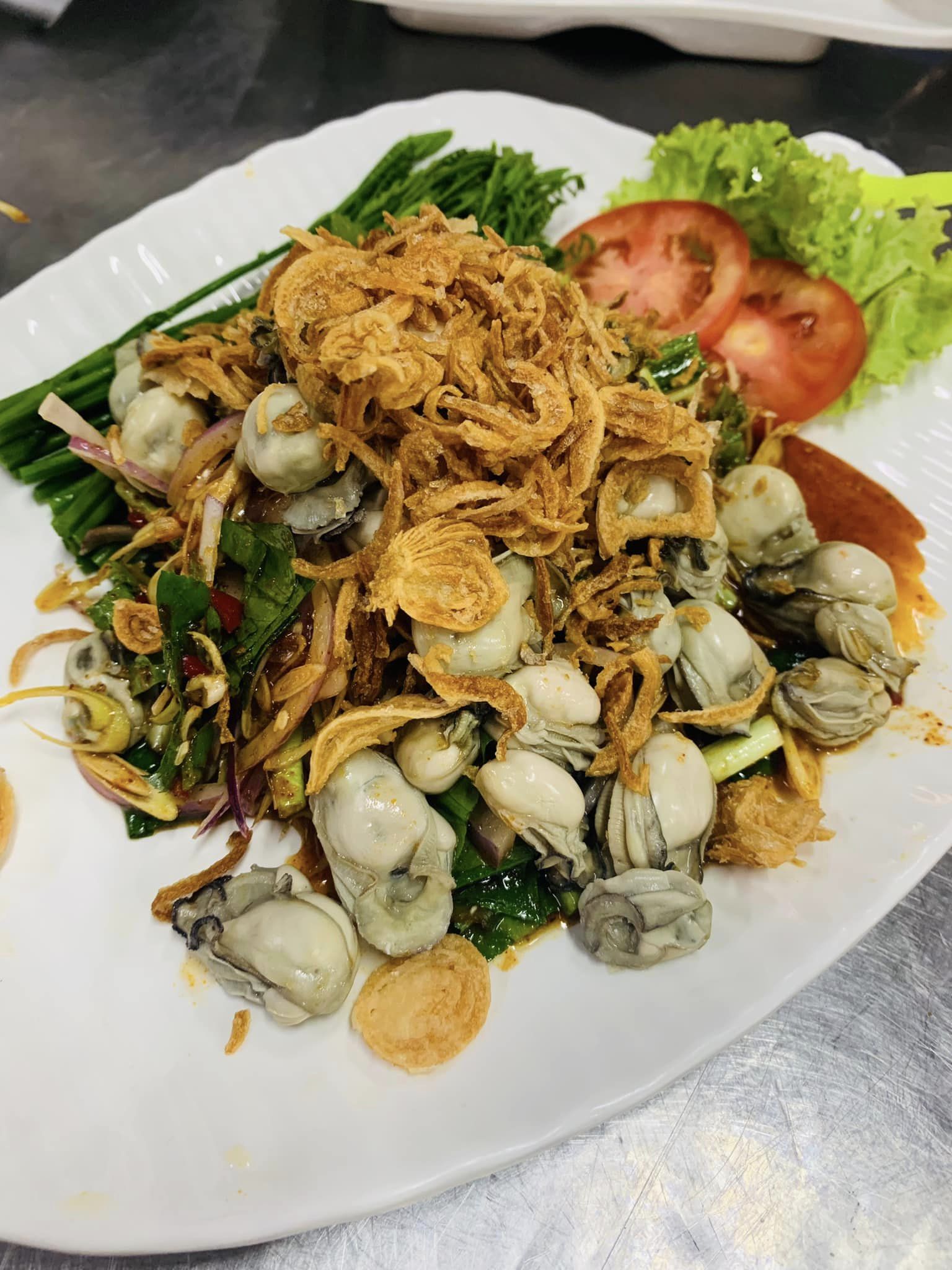 ครัวลุงมันซีฟู้ด, ตั้งฉ่ายซีฟู้ด, บ้านไร่น้ำอิง, พรทะเลซีฟู้ด, ศิริกัญญาซีฟู๊ด, ผึ้งทะเลเผา เบอร์ 9, ครัวป้ายืนซีฟู้ด, นู๋ยาซีฟู้ดชะอำ, ครัวเม็ดทราย, บ้านครัวทะเล, ครัวห้วยทราย, Platoo Restaurant, ครัวป้าเฉลียว, ร้านครัวพี่เปี๊ยก บางควาย