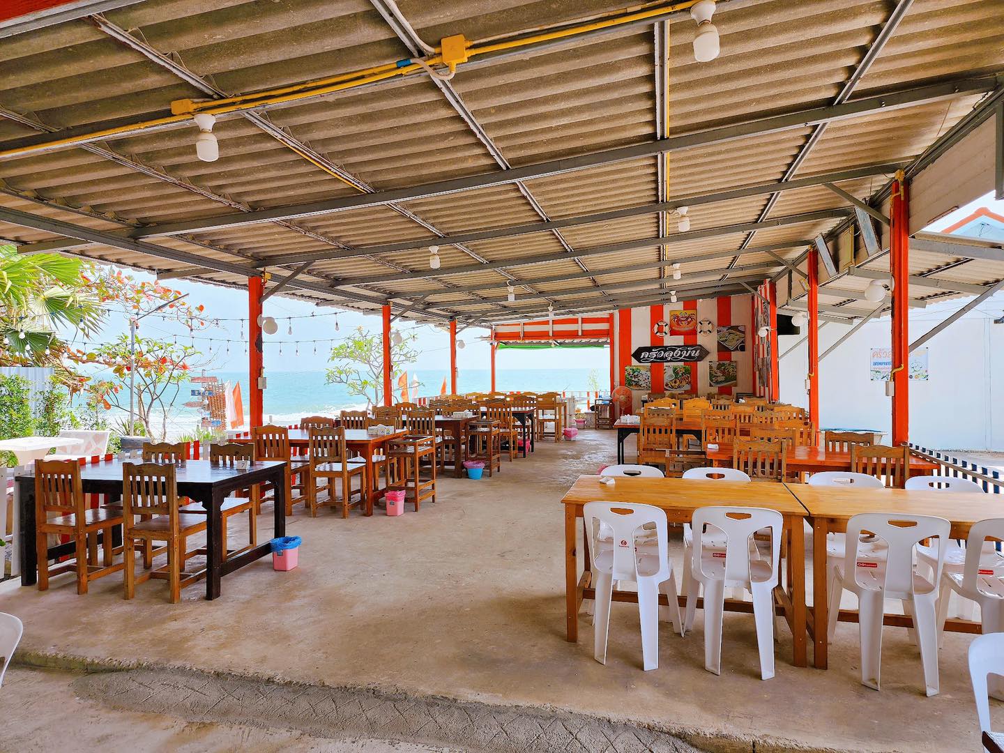 ครัวลุงมันซีฟู้ด, ตั้งฉ่ายซีฟู้ด, บ้านไร่น้ำอิง, พรทะเลซีฟู้ด, ศิริกัญญาซีฟู๊ด, ผึ้งทะเลเผา เบอร์ 9, ครัวป้ายืนซีฟู้ด, นู๋ยาซีฟู้ดชะอำ, ครัวเม็ดทราย, บ้านครัวทะเล, ครัวห้วยทราย, Platoo Restaurant, ครัวป้าเฉลียว, ร้านครัวพี่เปี๊ยก บางควาย