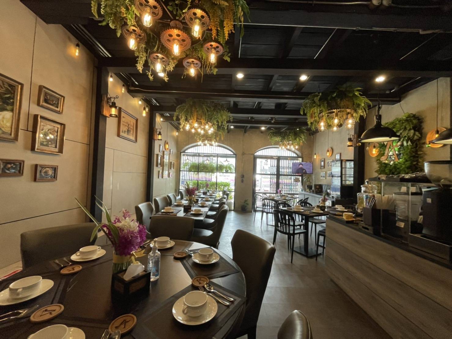 Anya Authentic Thai Cuisine, Kinu, สาขาเสาชิงช้า, ภูธรบาร์, ครัวอัปษร, สาขาถนนดินสอ, ขนมกุ๋ยช่ายเจ๊ต้อย, ตาชัยก๋วยเตี๋ยวสุโขทัย, โกปี๊เฮี้ยะไถ่กี่ ณ เสาชิงช้า, ไทยทำ เกาเหลาสมองหมู, จิต เตาถ่าน, ศิริพรโภชนา, มนต์ นมสด, เจ๊นี เผือกหิมะ, ลูกชิ้นหมูแพร่งนรา, นายอ้วนเย็นตาโฟเสาชิงช้า, สุขนิยม ขนมครกสิงคโปร์, ทิพย์สมัย ผัดไทยประตูผี, เช็งซิมอี๊ , สาขาเสาชิงช้า, Bite and Bond, ร้านติ่นฟง Tinn Feng, บรรพชน Bun Bar Chon, นมโจ เสาชิงช้า, ข้าวหมูแดงนายชุน