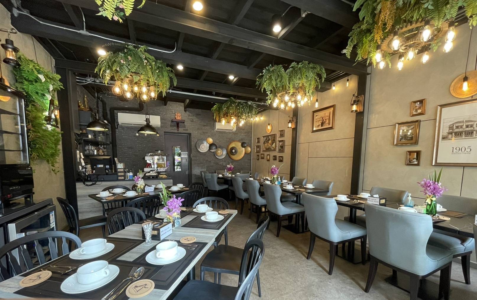 Anya Authentic Thai Cuisine, Kinu, สาขาเสาชิงช้า, ภูธรบาร์, ครัวอัปษร, สาขาถนนดินสอ, ขนมกุ๋ยช่ายเจ๊ต้อย, ตาชัยก๋วยเตี๋ยวสุโขทัย, โกปี๊เฮี้ยะไถ่กี่ ณ เสาชิงช้า, ไทยทำ เกาเหลาสมองหมู, จิต เตาถ่าน, ศิริพรโภชนา, มนต์ นมสด, เจ๊นี เผือกหิมะ, ลูกชิ้นหมูแพร่งนรา, นายอ้วนเย็นตาโฟเสาชิงช้า, สุขนิยม ขนมครกสิงคโปร์, ทิพย์สมัย ผัดไทยประตูผี, เช็งซิมอี๊ , สาขาเสาชิงช้า, Bite and Bond, ร้านติ่นฟง Tinn Feng, บรรพชน Bun Bar Chon, นมโจ เสาชิงช้า, ข้าวหมูแดงนายชุน