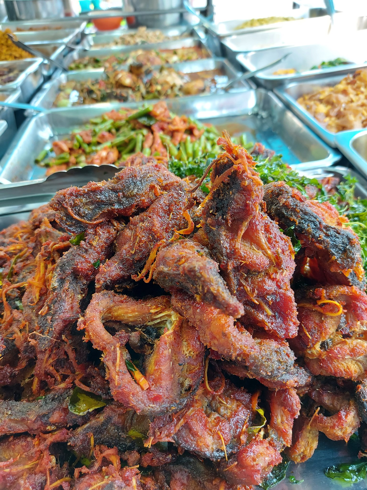 ส้มตำอุทุมพรกสิกรบางลำพู, คาริม โรตีมะตะบะ​, ขนมจีนน้ำยา บางลำภู, เจ้กบบางลำภู ต้มยำกุ้งรอบกลางคืน, Patonggo Cafe, จิระเย็นตาโฟ, ข้าวแกงบางลำพู 2517, ขนมเบื้องแม่ประภา, อาอีซะฮ์ รสดี, พัวกี่, ก๋วยเตี๋ยวลูกชิ้นปลานายง้ำ, โรงนํ้าชา มิตรามิตร, ข้าวแช่แม่ศิริ บางลำพู, พิกุลถั่วแปบแป้งสด, ห้องอาหารกร บางลำพู, เตี๋ยวตุ๋นบ้านสวน สาขาบางลำพู