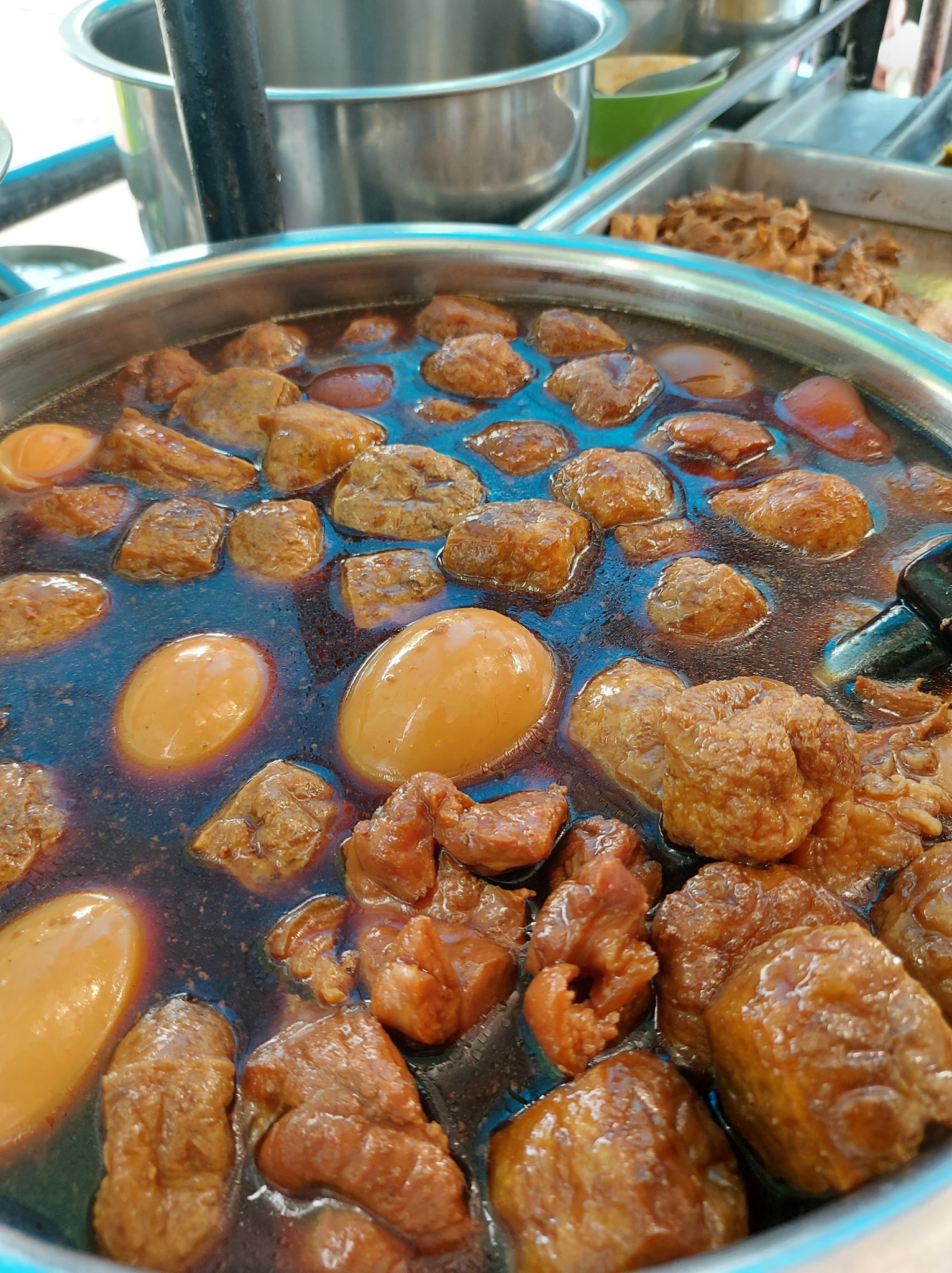 ส้มตำอุทุมพรกสิกรบางลำพู, คาริม โรตีมะตะบะ​, ขนมจีนน้ำยา บางลำภู, เจ้กบบางลำภู ต้มยำกุ้งรอบกลางคืน, Patonggo Cafe, จิระเย็นตาโฟ, ข้าวแกงบางลำพู 2517, ขนมเบื้องแม่ประภา, อาอีซะฮ์ รสดี, พัวกี่, ก๋วยเตี๋ยวลูกชิ้นปลานายง้ำ, โรงนํ้าชา มิตรามิตร, ข้าวแช่แม่ศิริ บางลำพู, พิกุลถั่วแปบแป้งสด, ห้องอาหารกร บางลำพู, เตี๋ยวตุ๋นบ้านสวน สาขาบางลำพู