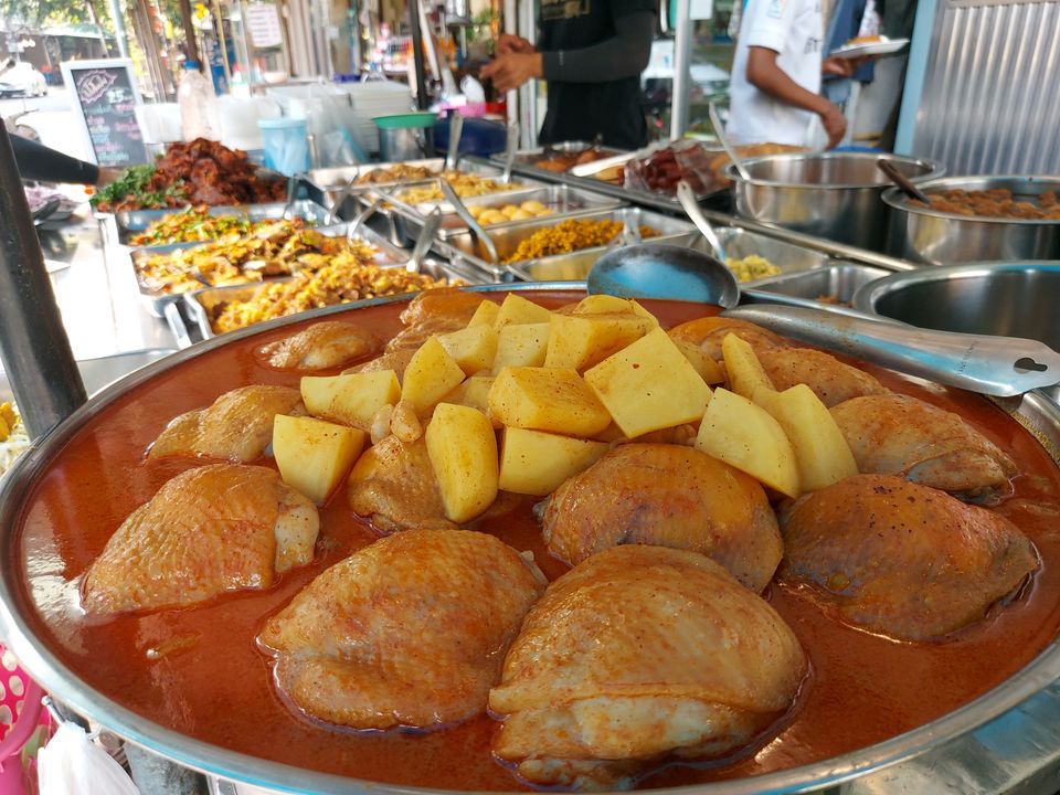 ส้มตำอุทุมพรกสิกรบางลำพู, คาริม โรตีมะตะบะ​, ขนมจีนน้ำยา บางลำภู, เจ้กบบางลำภู ต้มยำกุ้งรอบกลางคืน, Patonggo Cafe, จิระเย็นตาโฟ, ข้าวแกงบางลำพู 2517, ขนมเบื้องแม่ประภา, อาอีซะฮ์ รสดี, พัวกี่, ก๋วยเตี๋ยวลูกชิ้นปลานายง้ำ, โรงนํ้าชา มิตรามิตร, ข้าวแช่แม่ศิริ บางลำพู, พิกุลถั่วแปบแป้งสด, ห้องอาหารกร บางลำพู, เตี๋ยวตุ๋นบ้านสวน สาขาบางลำพู