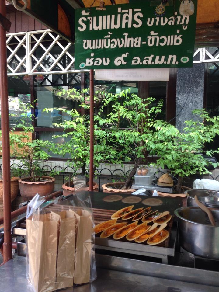 ส้มตำอุทุมพรกสิกรบางลำพู, คาริม โรตีมะตะบะ​, ขนมจีนน้ำยา บางลำภู, เจ้กบบางลำภู ต้มยำกุ้งรอบกลางคืน, Patonggo Cafe, จิระเย็นตาโฟ, ข้าวแกงบางลำพู 2517, ขนมเบื้องแม่ประภา, อาอีซะฮ์ รสดี, พัวกี่, ก๋วยเตี๋ยวลูกชิ้นปลานายง้ำ, โรงนํ้าชา มิตรามิตร, ข้าวแช่แม่ศิริ บางลำพู, พิกุลถั่วแปบแป้งสด, ห้องอาหารกร บางลำพู, เตี๋ยวตุ๋นบ้านสวน สาขาบางลำพู