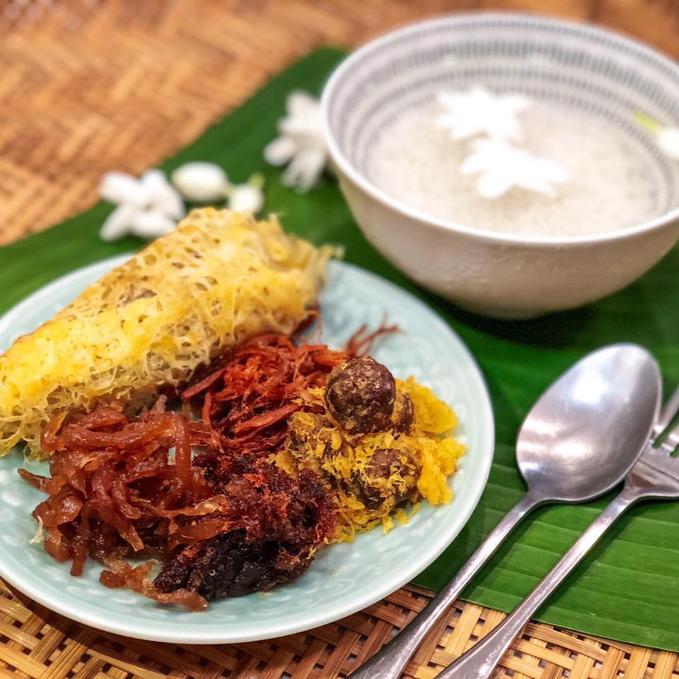 ส้มตำอุทุมพรกสิกรบางลำพู, คาริม โรตีมะตะบะ​, ขนมจีนน้ำยา บางลำภู, เจ้กบบางลำภู ต้มยำกุ้งรอบกลางคืน, Patonggo Cafe, จิระเย็นตาโฟ, ข้าวแกงบางลำพู 2517, ขนมเบื้องแม่ประภา, อาอีซะฮ์ รสดี, พัวกี่, ก๋วยเตี๋ยวลูกชิ้นปลานายง้ำ, โรงนํ้าชา มิตรามิตร, ข้าวแช่แม่ศิริ บางลำพู, พิกุลถั่วแปบแป้งสด, ห้องอาหารกร บางลำพู, เตี๋ยวตุ๋นบ้านสวน สาขาบางลำพู