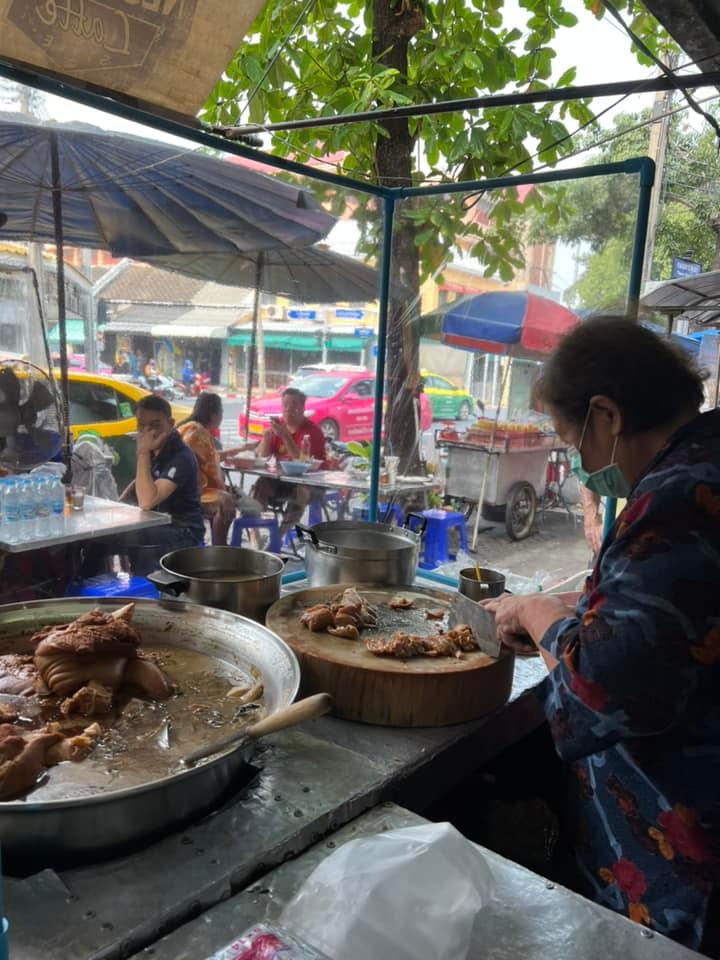 ส้มตำอุทุมพรกสิกรบางลำพู, คาริม โรตีมะตะบะ​, ขนมจีนน้ำยา บางลำภู, เจ้กบบางลำภู ต้มยำกุ้งรอบกลางคืน, Patonggo Cafe, จิระเย็นตาโฟ, ข้าวแกงบางลำพู 2517, ขนมเบื้องแม่ประภา, อาอีซะฮ์ รสดี, พัวกี่, ก๋วยเตี๋ยวลูกชิ้นปลานายง้ำ, โรงนํ้าชา มิตรามิตร, ข้าวแช่แม่ศิริ บางลำพู, พิกุลถั่วแปบแป้งสด, ห้องอาหารกร บางลำพู, เตี๋ยวตุ๋นบ้านสวน สาขาบางลำพู