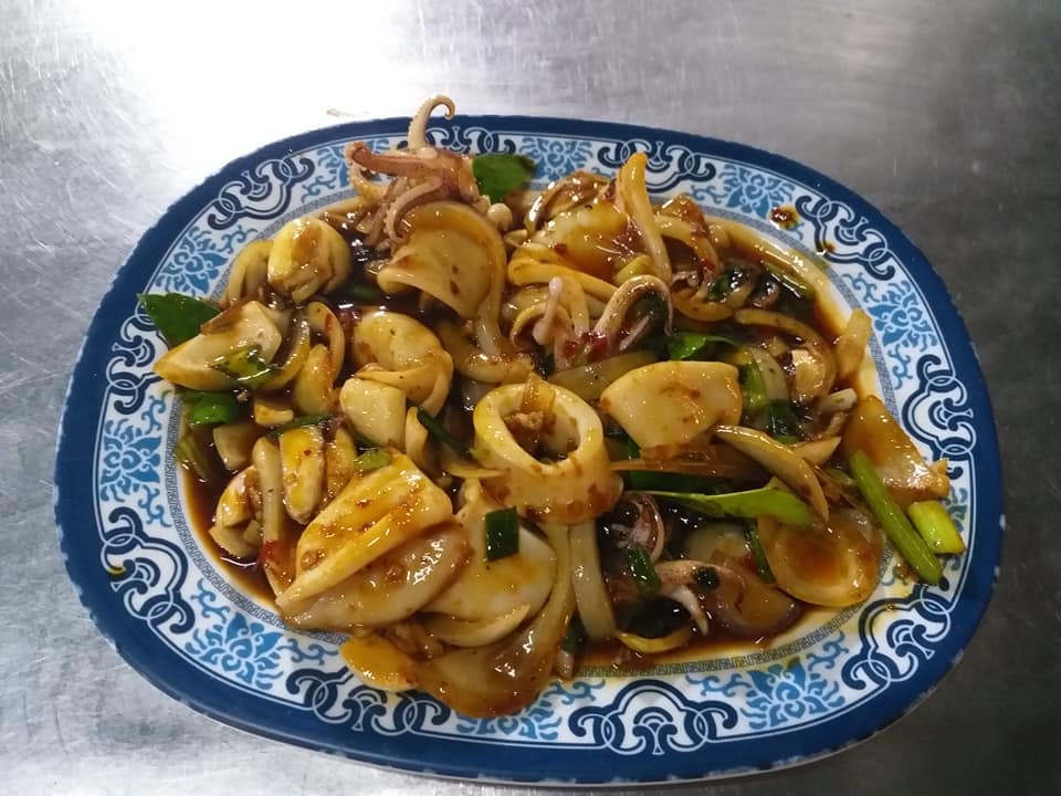 ส้มตำอุทุมพรกสิกรบางลำพู, คาริม โรตีมะตะบะ​, ขนมจีนน้ำยา บางลำภู, เจ้กบบางลำภู ต้มยำกุ้งรอบกลางคืน, Patonggo Cafe, จิระเย็นตาโฟ, ข้าวแกงบางลำพู 2517, ขนมเบื้องแม่ประภา, อาอีซะฮ์ รสดี, พัวกี่, ก๋วยเตี๋ยวลูกชิ้นปลานายง้ำ, โรงนํ้าชา มิตรามิตร, ข้าวแช่แม่ศิริ บางลำพู, พิกุลถั่วแปบแป้งสด, ห้องอาหารกร บางลำพู, เตี๋ยวตุ๋นบ้านสวน สาขาบางลำพู