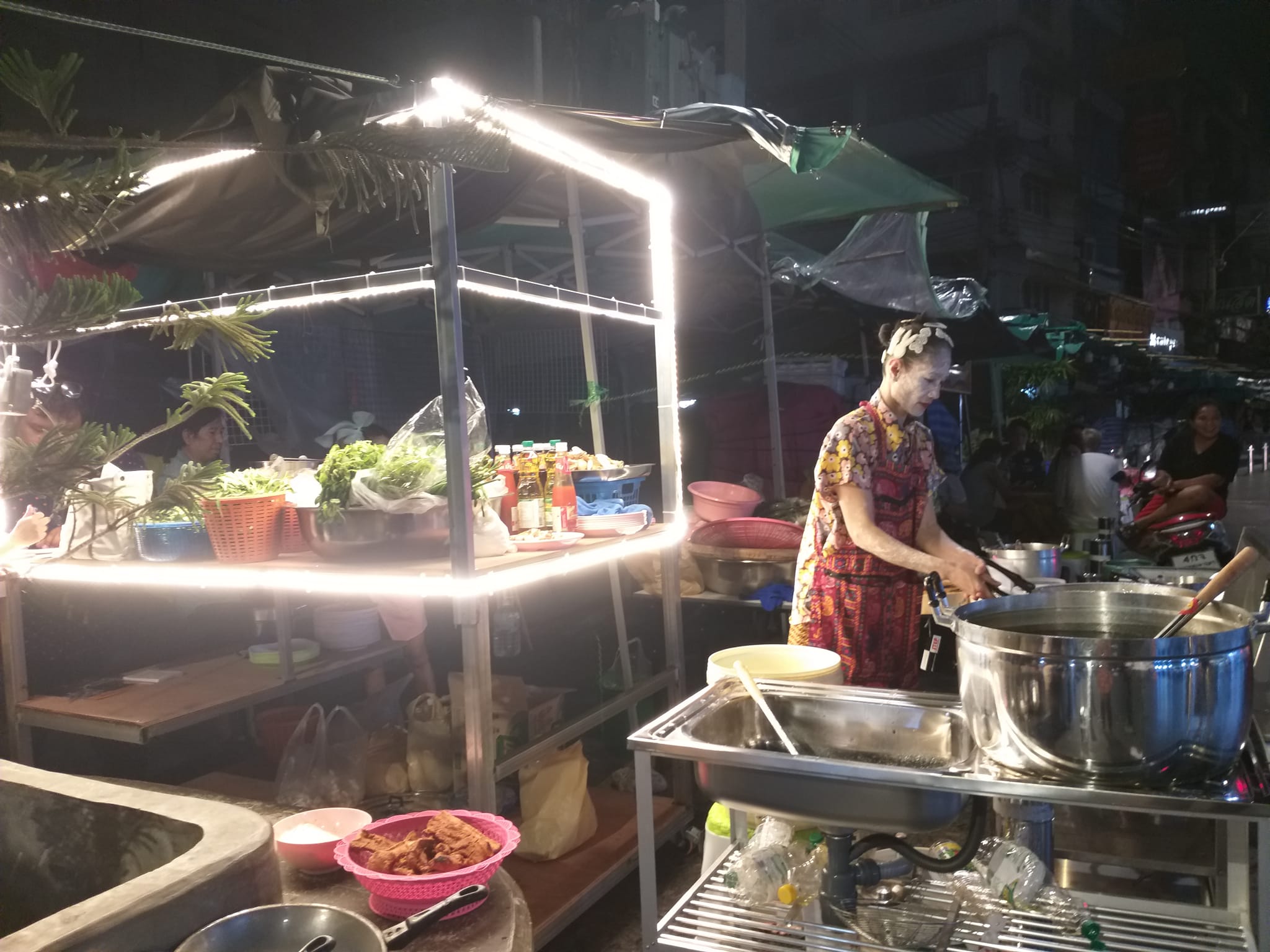 ส้มตำอุทุมพรกสิกรบางลำพู, คาริม โรตีมะตะบะ​, ขนมจีนน้ำยา บางลำภู, เจ้กบบางลำภู ต้มยำกุ้งรอบกลางคืน, Patonggo Cafe, จิระเย็นตาโฟ, ข้าวแกงบางลำพู 2517, ขนมเบื้องแม่ประภา, อาอีซะฮ์ รสดี, พัวกี่, ก๋วยเตี๋ยวลูกชิ้นปลานายง้ำ, โรงนํ้าชา มิตรามิตร, ข้าวแช่แม่ศิริ บางลำพู, พิกุลถั่วแปบแป้งสด, ห้องอาหารกร บางลำพู, เตี๋ยวตุ๋นบ้านสวน สาขาบางลำพู