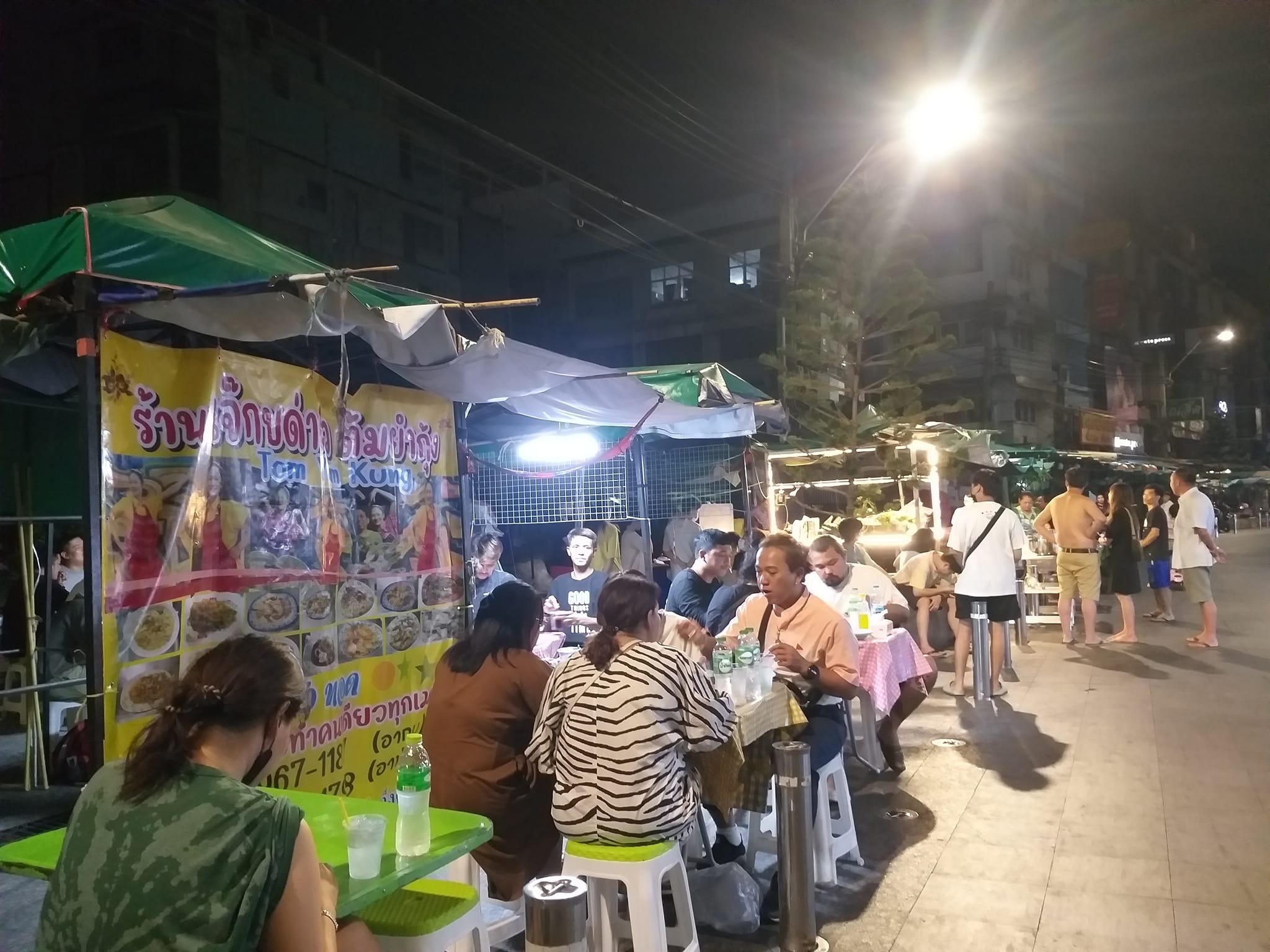 ส้มตำอุทุมพรกสิกรบางลำพู, คาริม โรตีมะตะบะ​, ขนมจีนน้ำยา บางลำภู, เจ้กบบางลำภู ต้มยำกุ้งรอบกลางคืน, Patonggo Cafe, จิระเย็นตาโฟ, ข้าวแกงบางลำพู 2517, ขนมเบื้องแม่ประภา, อาอีซะฮ์ รสดี, พัวกี่, ก๋วยเตี๋ยวลูกชิ้นปลานายง้ำ, โรงนํ้าชา มิตรามิตร, ข้าวแช่แม่ศิริ บางลำพู, พิกุลถั่วแปบแป้งสด, ห้องอาหารกร บางลำพู, เตี๋ยวตุ๋นบ้านสวน สาขาบางลำพู