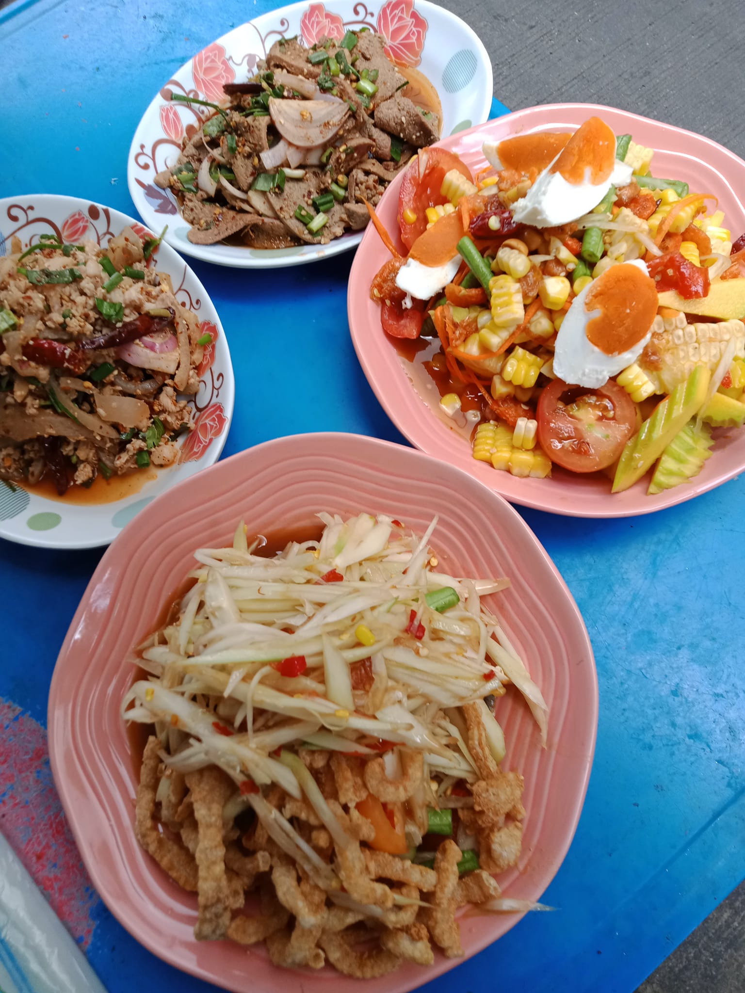 ส้มตำอุทุมพรกสิกรบางลำพู, คาริม โรตีมะตะบะ​, ขนมจีนน้ำยา บางลำภู, เจ้กบบางลำภู ต้มยำกุ้งรอบกลางคืน, Patonggo Cafe, จิระเย็นตาโฟ, ข้าวแกงบางลำพู 2517, ขนมเบื้องแม่ประภา, อาอีซะฮ์ รสดี, พัวกี่, ก๋วยเตี๋ยวลูกชิ้นปลานายง้ำ, โรงนํ้าชา มิตรามิตร, ข้าวแช่แม่ศิริ บางลำพู, พิกุลถั่วแปบแป้งสด, ห้องอาหารกร บางลำพู, เตี๋ยวตุ๋นบ้านสวน สาขาบางลำพู
