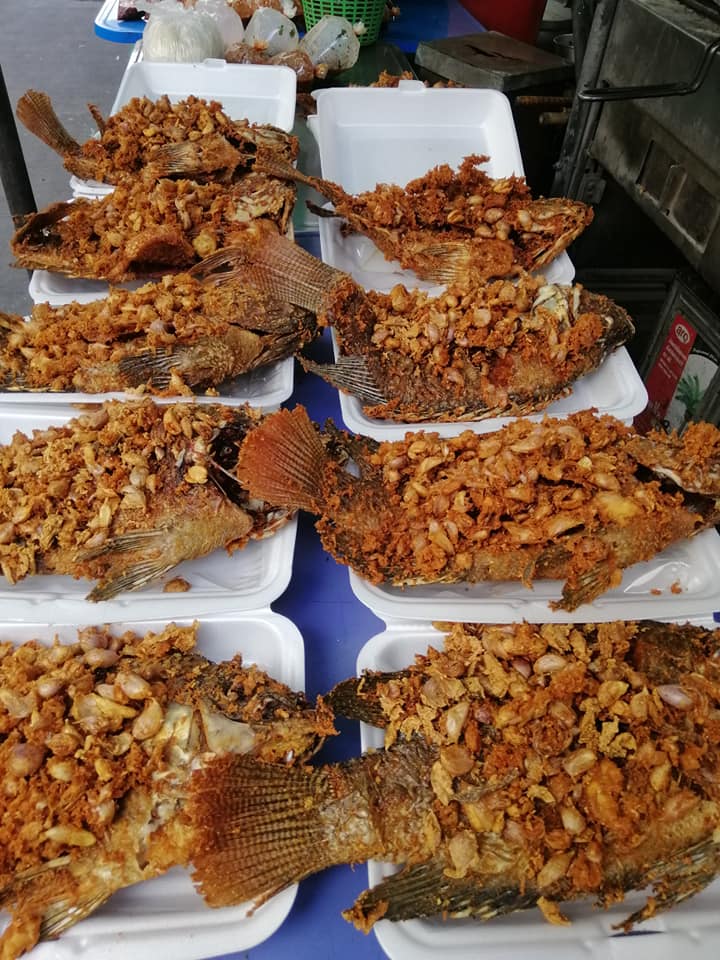 ส้มตำอุทุมพรกสิกรบางลำพู, คาริม โรตีมะตะบะ​, ขนมจีนน้ำยา บางลำภู, เจ้กบบางลำภู ต้มยำกุ้งรอบกลางคืน, Patonggo Cafe, จิระเย็นตาโฟ, ข้าวแกงบางลำพู 2517, ขนมเบื้องแม่ประภา, อาอีซะฮ์ รสดี, พัวกี่, ก๋วยเตี๋ยวลูกชิ้นปลานายง้ำ, โรงนํ้าชา มิตรามิตร, ข้าวแช่แม่ศิริ บางลำพู, พิกุลถั่วแปบแป้งสด, ห้องอาหารกร บางลำพู, เตี๋ยวตุ๋นบ้านสวน สาขาบางลำพู