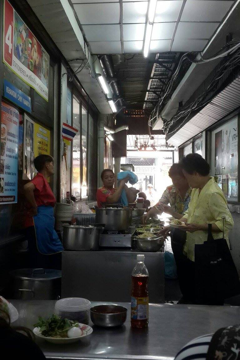 ส้มตำอุทุมพรกสิกรบางลำพู, คาริม โรตีมะตะบะ​, ขนมจีนน้ำยา บางลำภู, เจ้กบบางลำภู ต้มยำกุ้งรอบกลางคืน, Patonggo Cafe, จิระเย็นตาโฟ, ข้าวแกงบางลำพู 2517, ขนมเบื้องแม่ประภา, อาอีซะฮ์ รสดี, พัวกี่, ก๋วยเตี๋ยวลูกชิ้นปลานายง้ำ, โรงนํ้าชา มิตรามิตร, ข้าวแช่แม่ศิริ บางลำพู, พิกุลถั่วแปบแป้งสด, ห้องอาหารกร บางลำพู, เตี๋ยวตุ๋นบ้านสวน สาขาบางลำพู